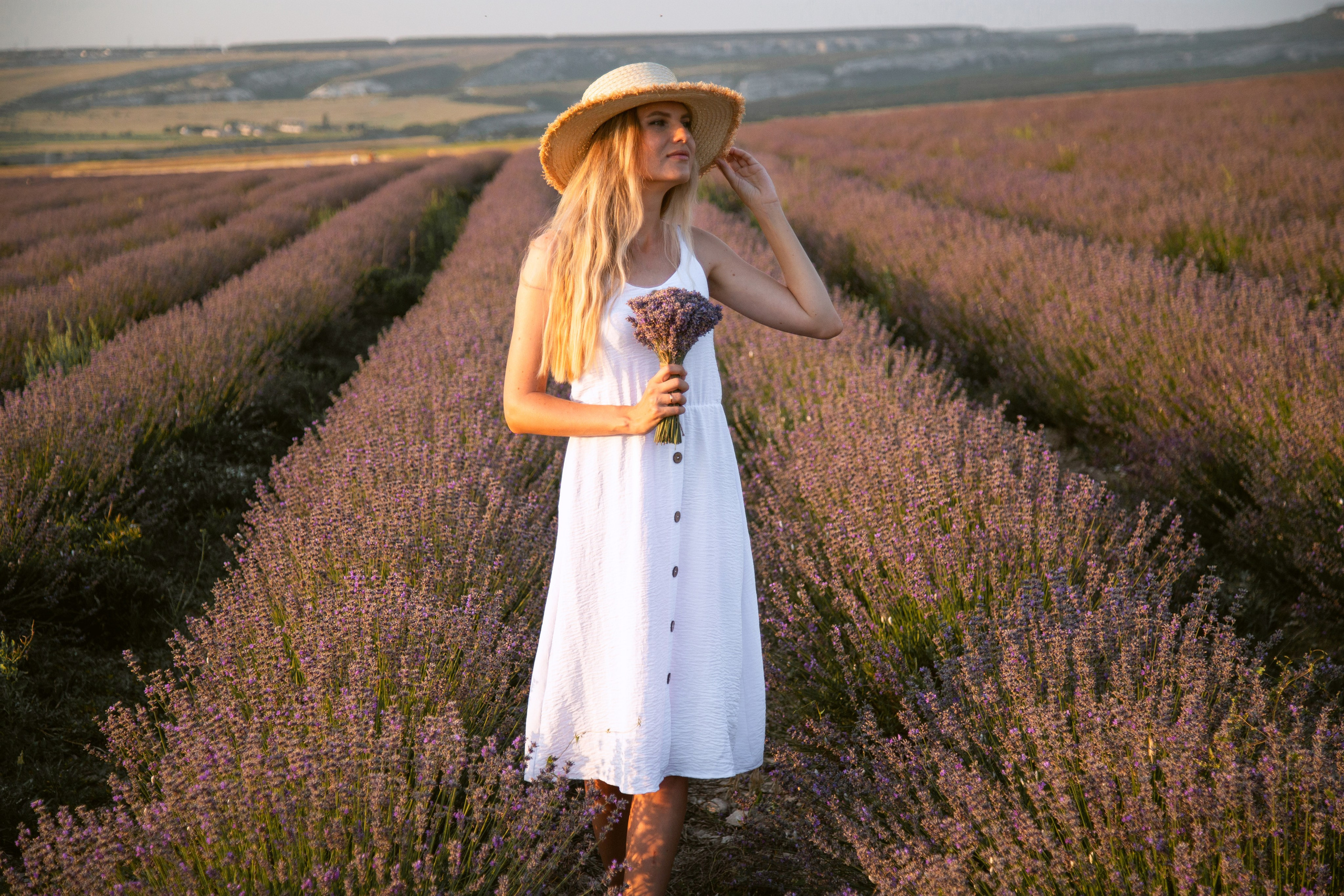 Семейная фотосессия в лавандовом поле в Крыму - мама прогуливается в лавандовом поле в Тургеневке