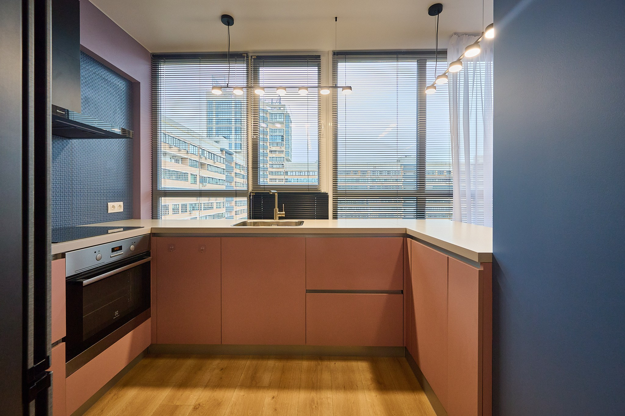 кухня с панорамным видом на улицу в синем и розовом оттенке и теплым светом 