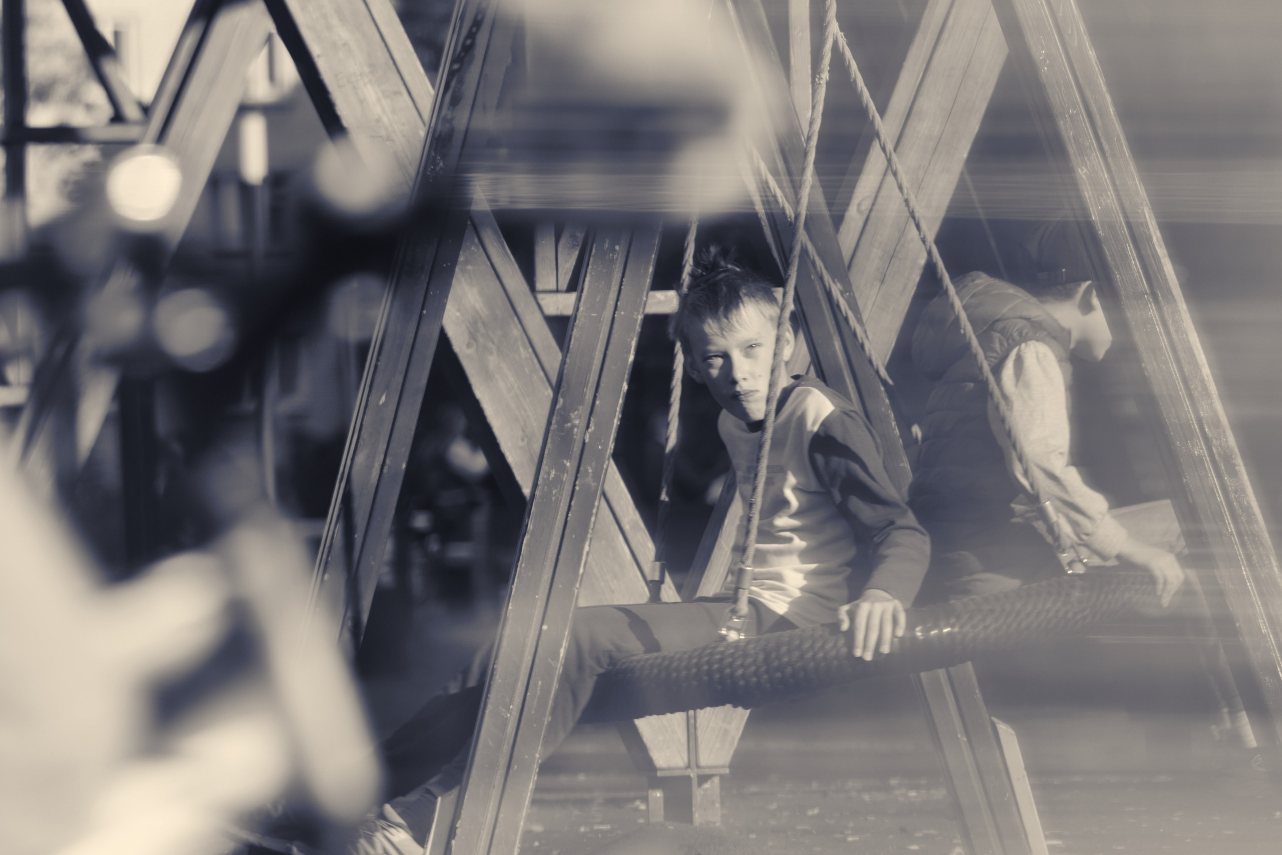 мальчик на качелях