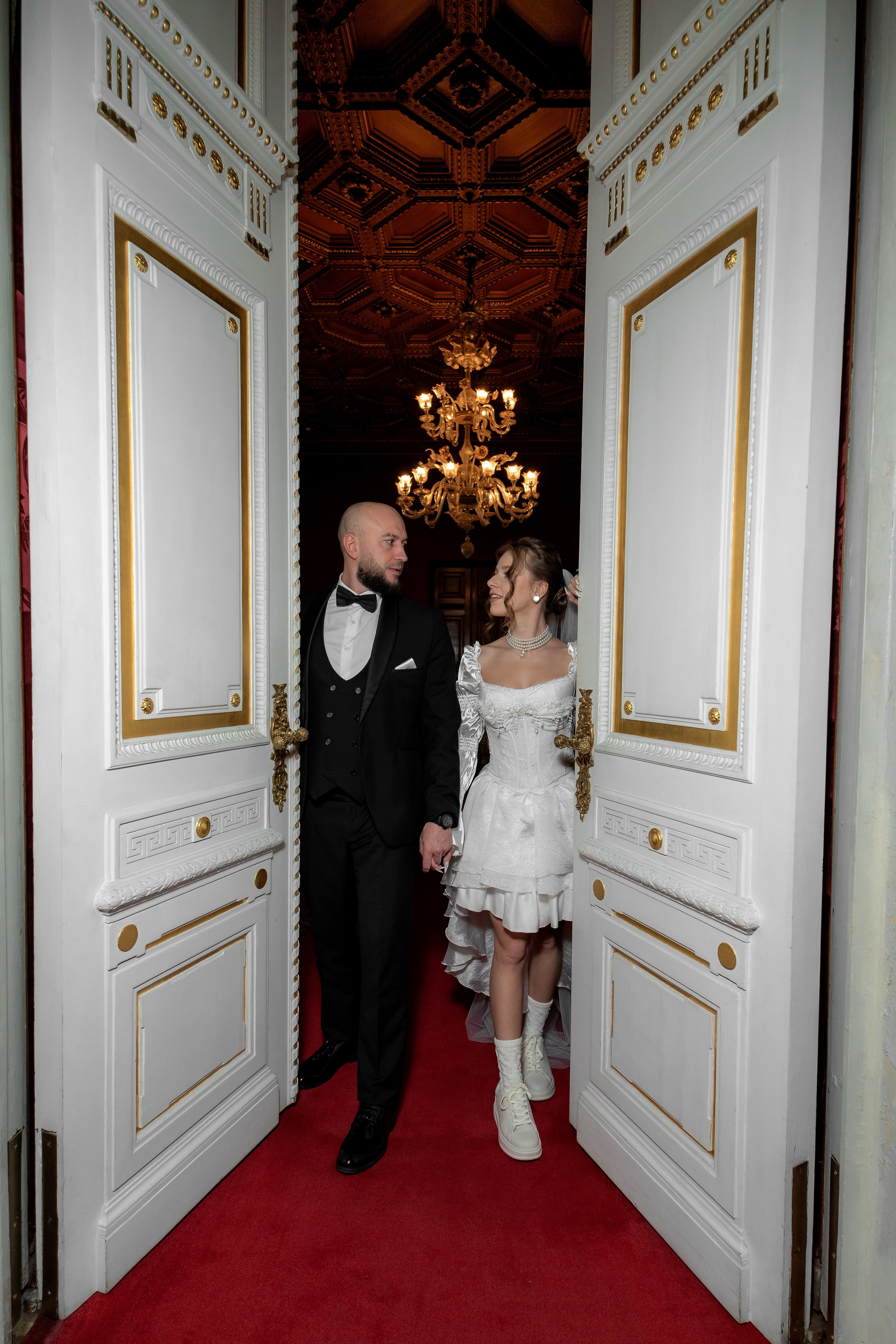 Невеста и жених входят в двери во Дворце Великого Князя Владимира