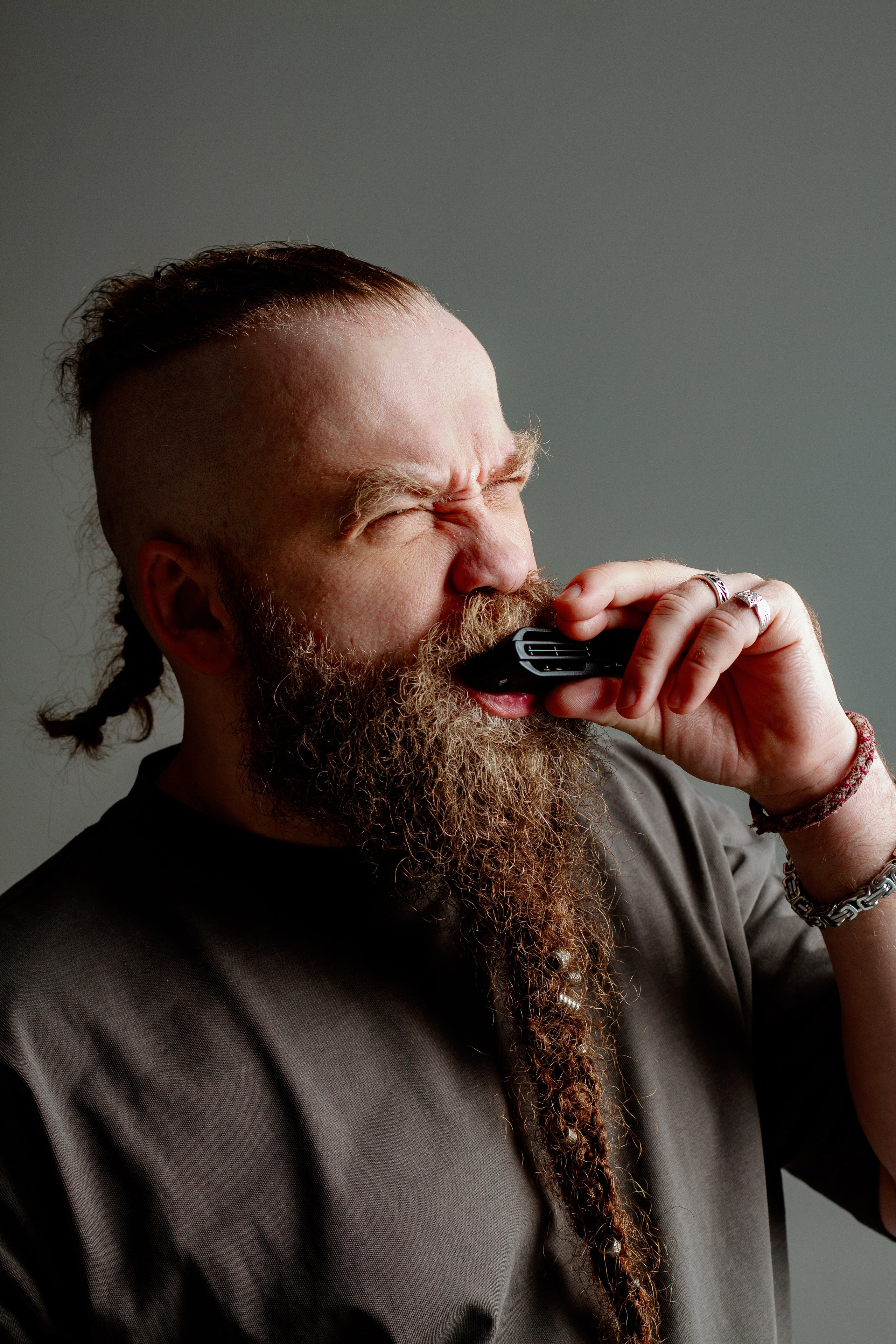 Борис Плотников. Губная гармоника. Мужской портрет, фотосессия для музыканта. Фотограф в Екатеринбурге Пойгина Елена