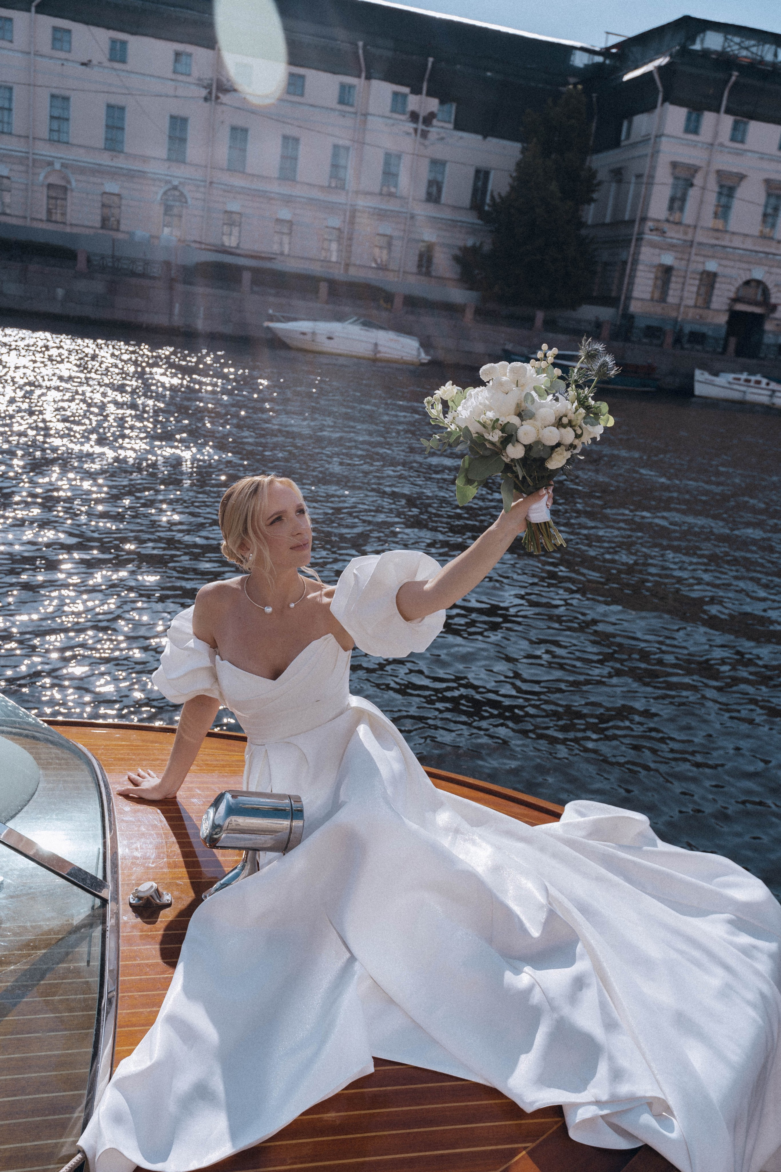 СВАДЕНБНАЯ СЬЕМКА НА КАТЕРЕ ПО КАНАЛАМ САНКТ-ПЕТЕРБУРГА И В АКВАТОРИИ НЕВЫ. Профессиональный фотограф, Санкт-Петербург — Виктория Богомолова