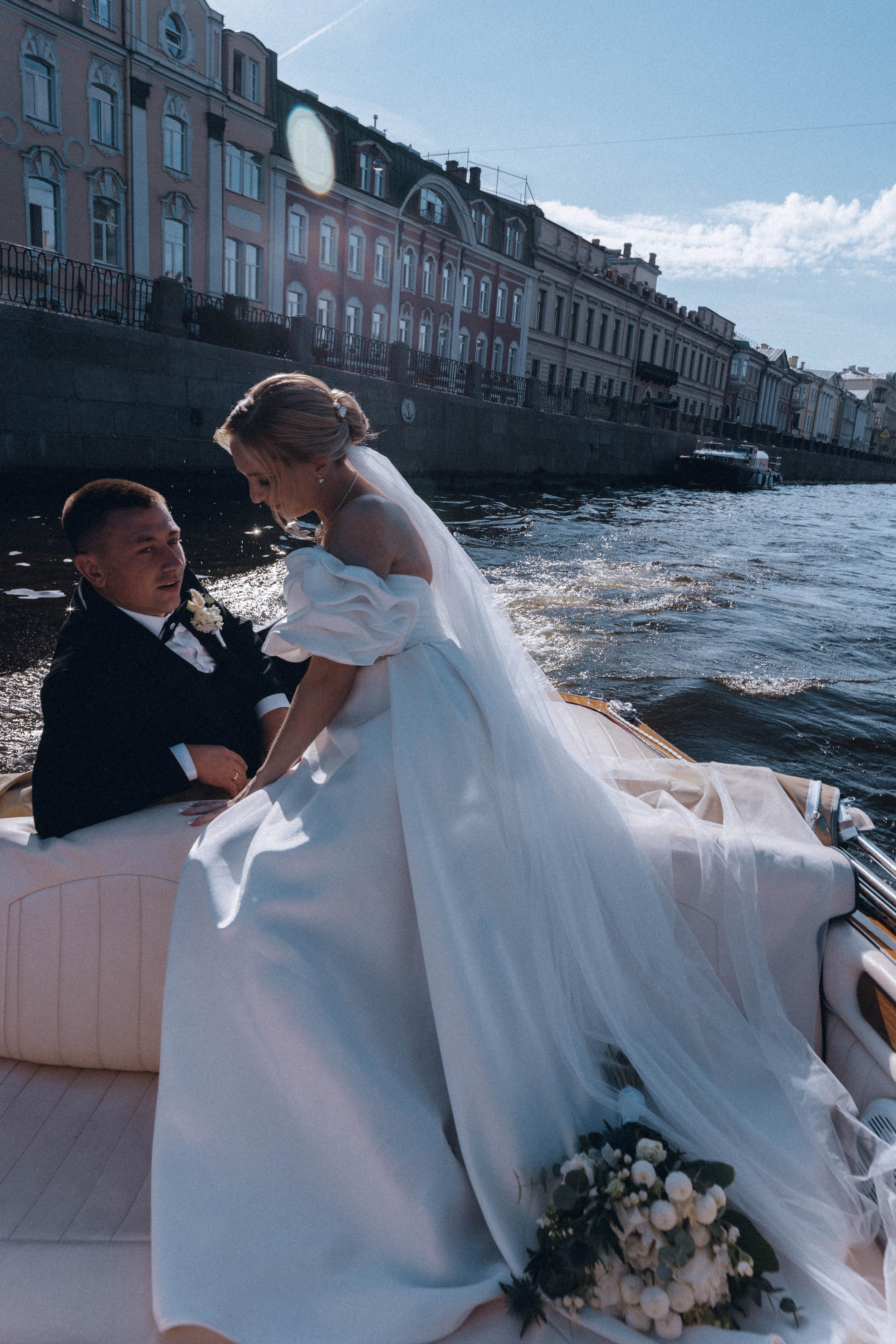 СВАДЕНБНАЯ СЬЕМКА НА КАТЕРЕ ПО КАНАЛАМ САНКТ-ПЕТЕРБУРГА И В АКВАТОРИИ НЕВЫ. Профессиональный фотограф, Санкт-Петербург — Виктория Богомолова