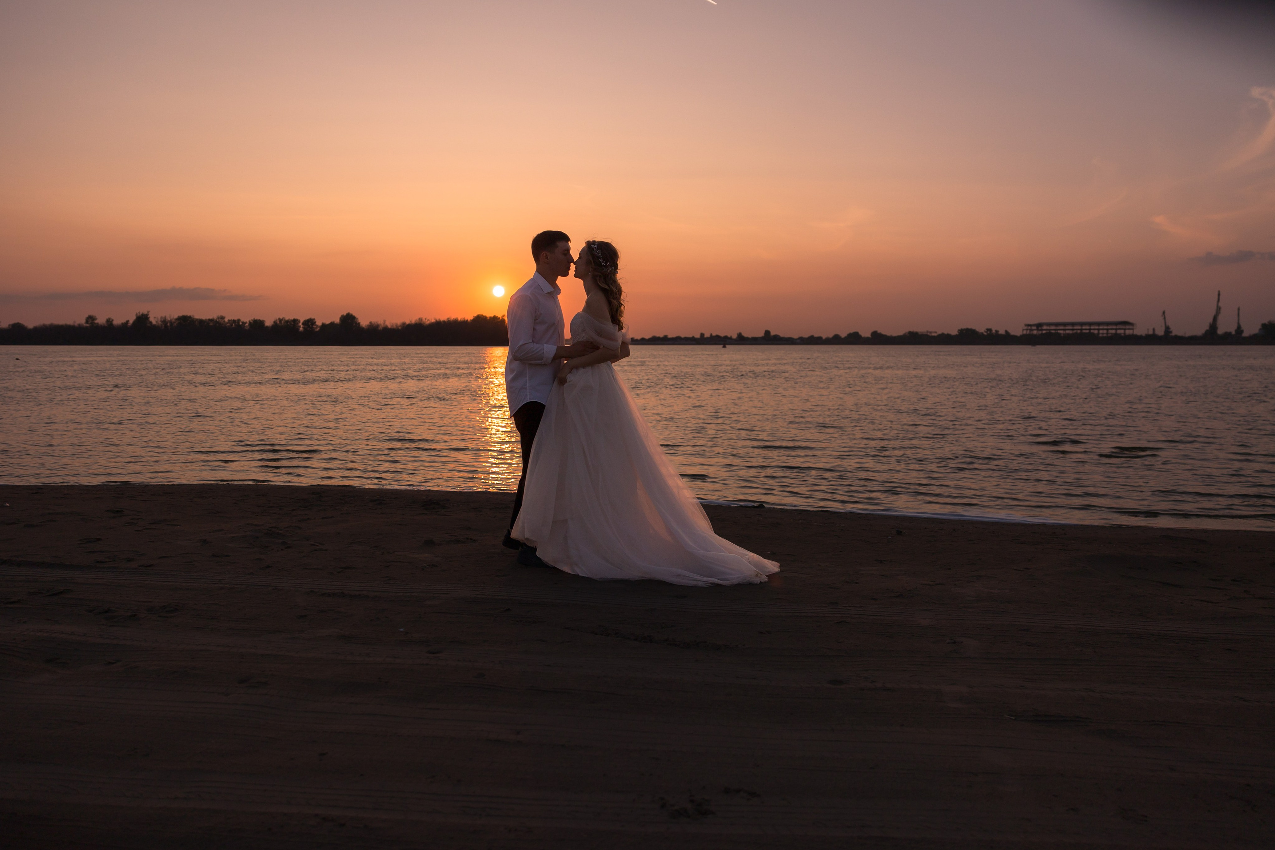 Свадебная фотосессия на берегу. Свадебный фотограф Астрахань