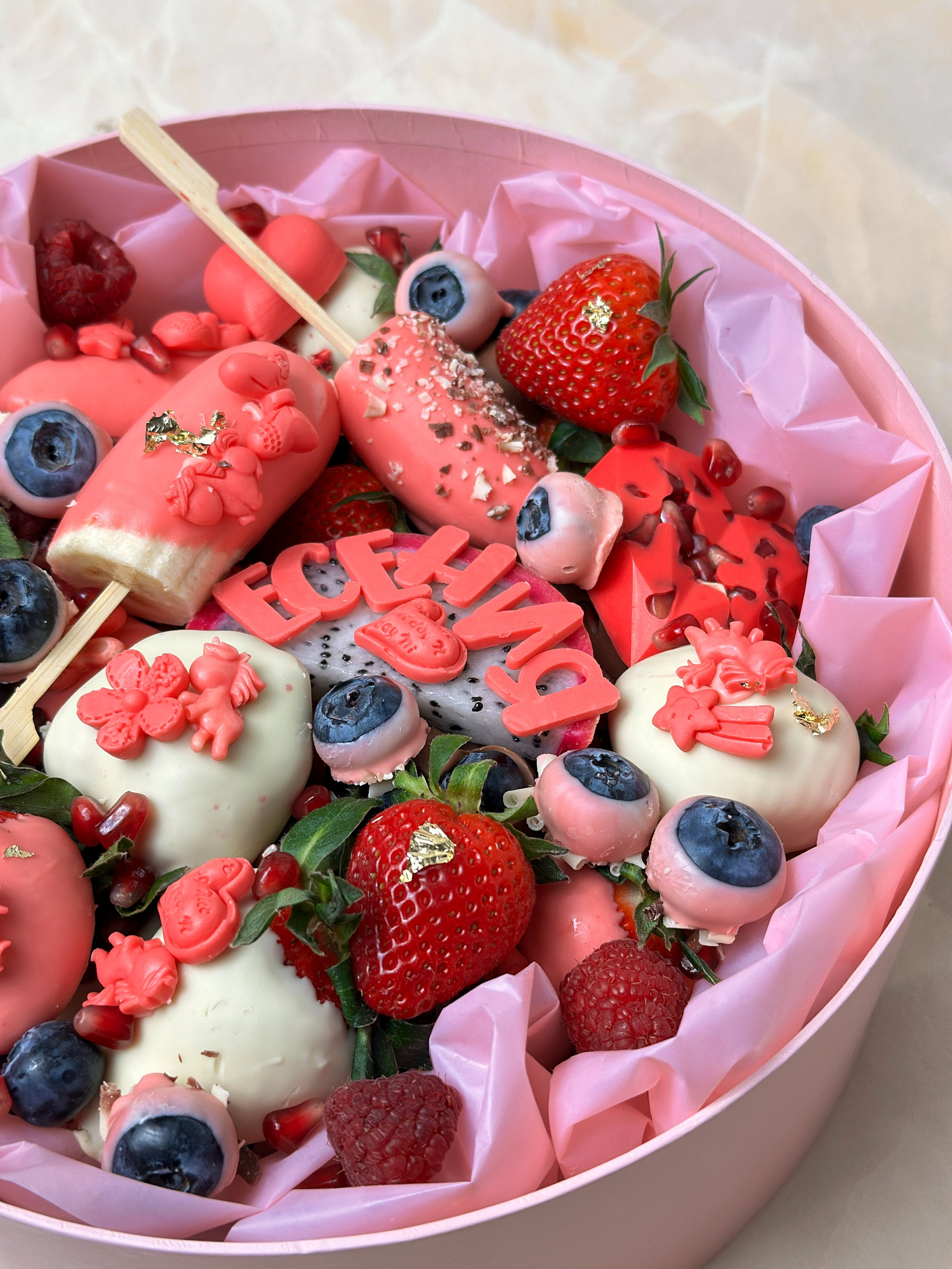 Ягоды в шоколаде. Выездной кейтеринг, съедобные букеты, торты и сладости на заказ