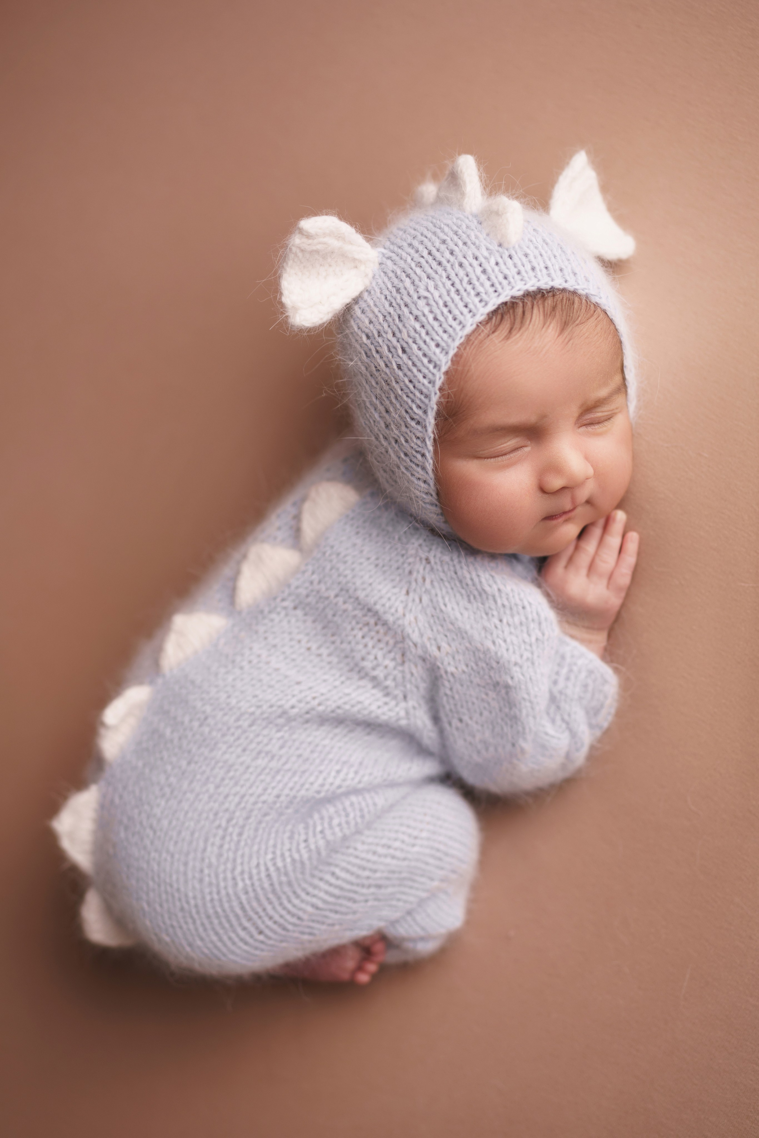 Новорожденный в костюмчике дракона - креативная newborn-съемка"