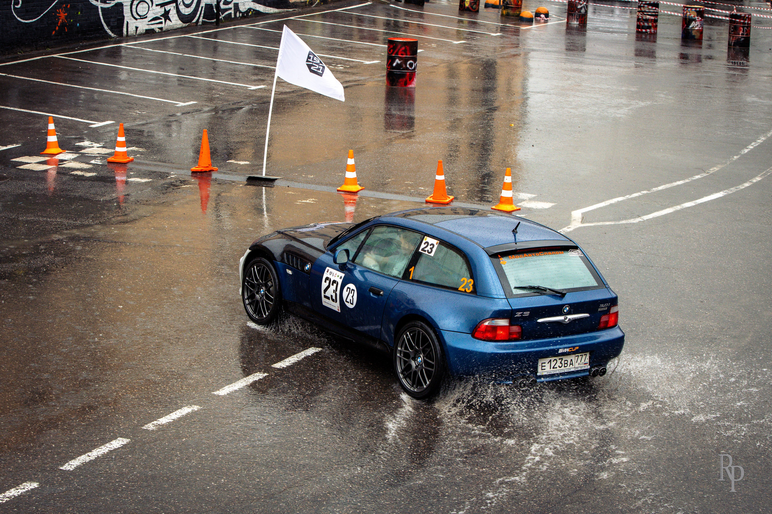 SHOWDOWN. Rusty Photographer