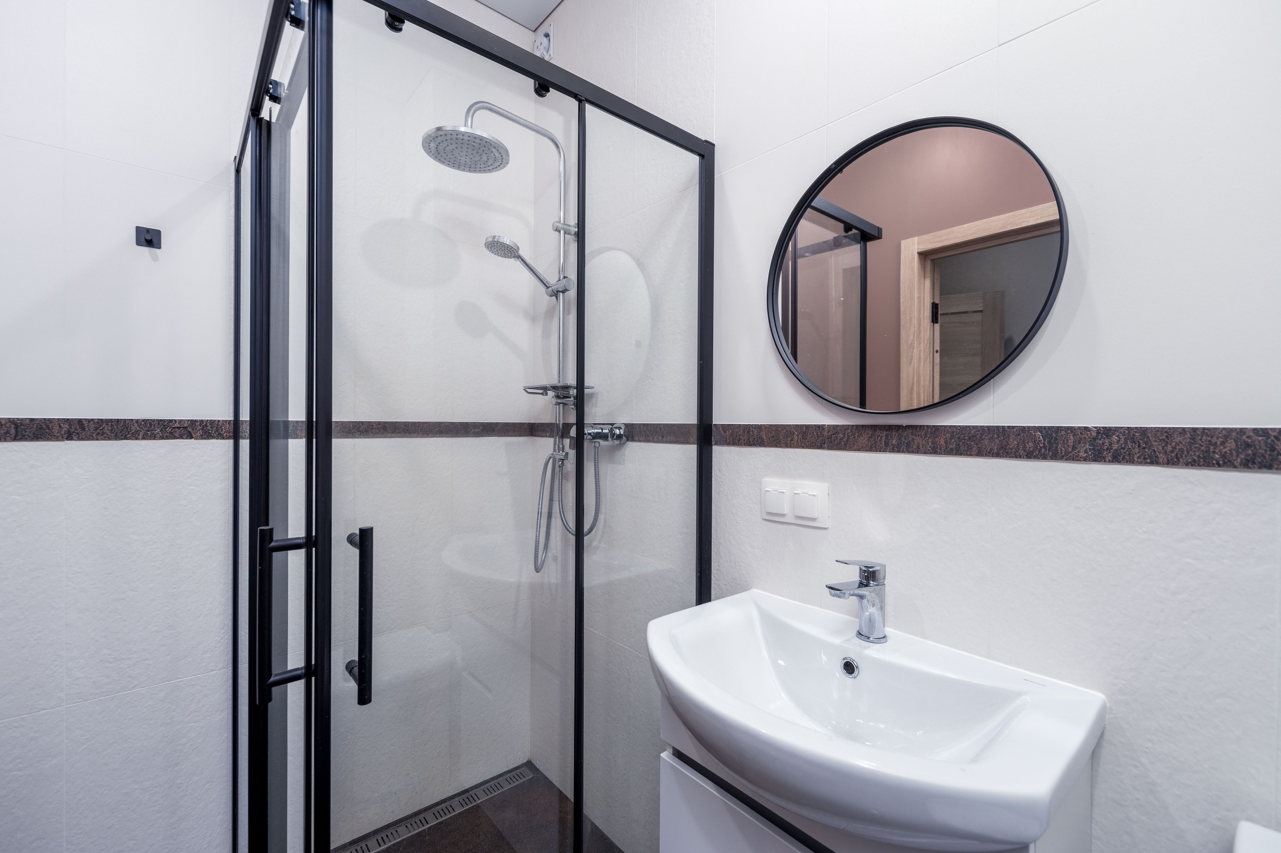 Раковина и душевая кабина - интерьер мастер-санузла в частном жилом доме