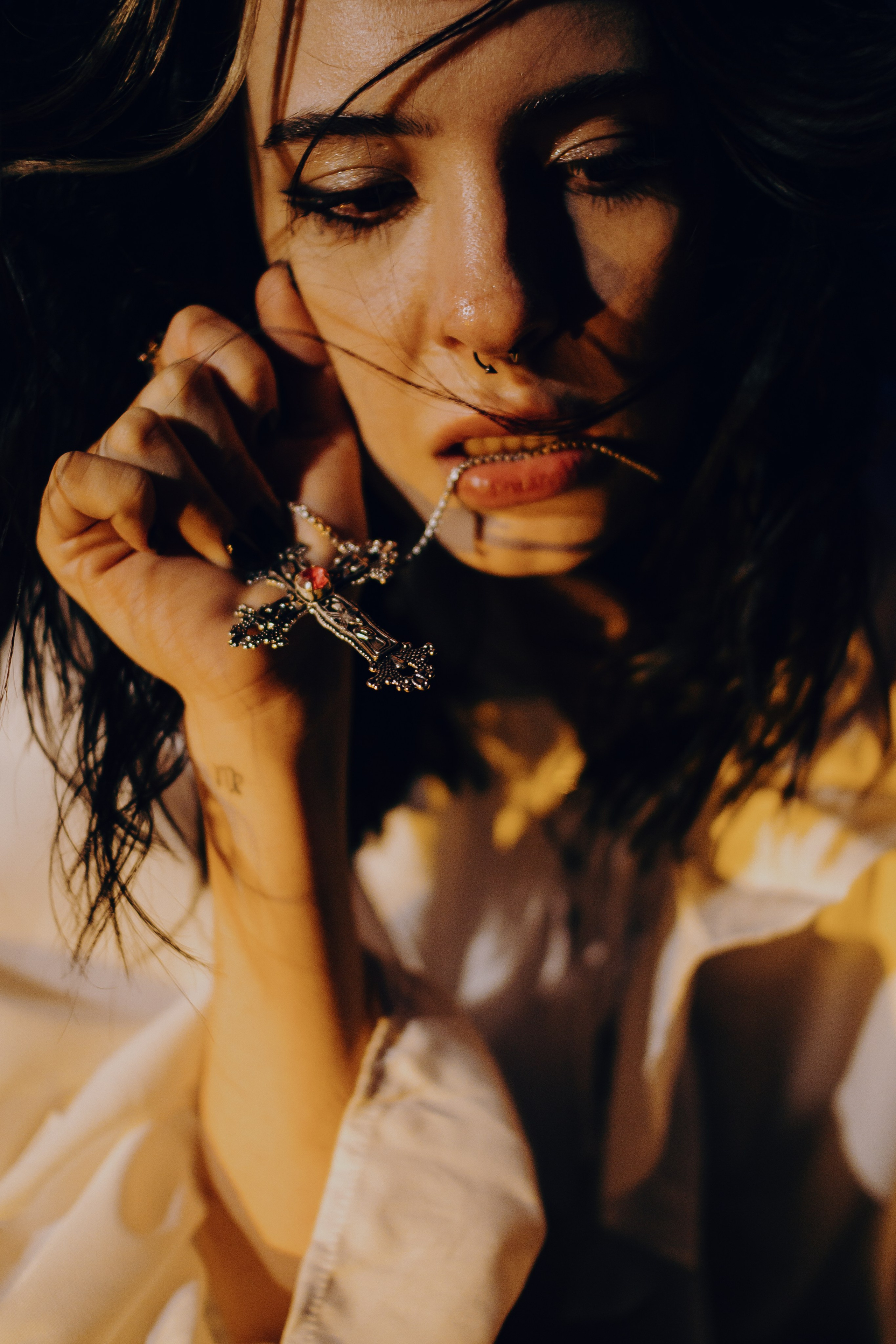 Съёмка у моря с оленьими рогами