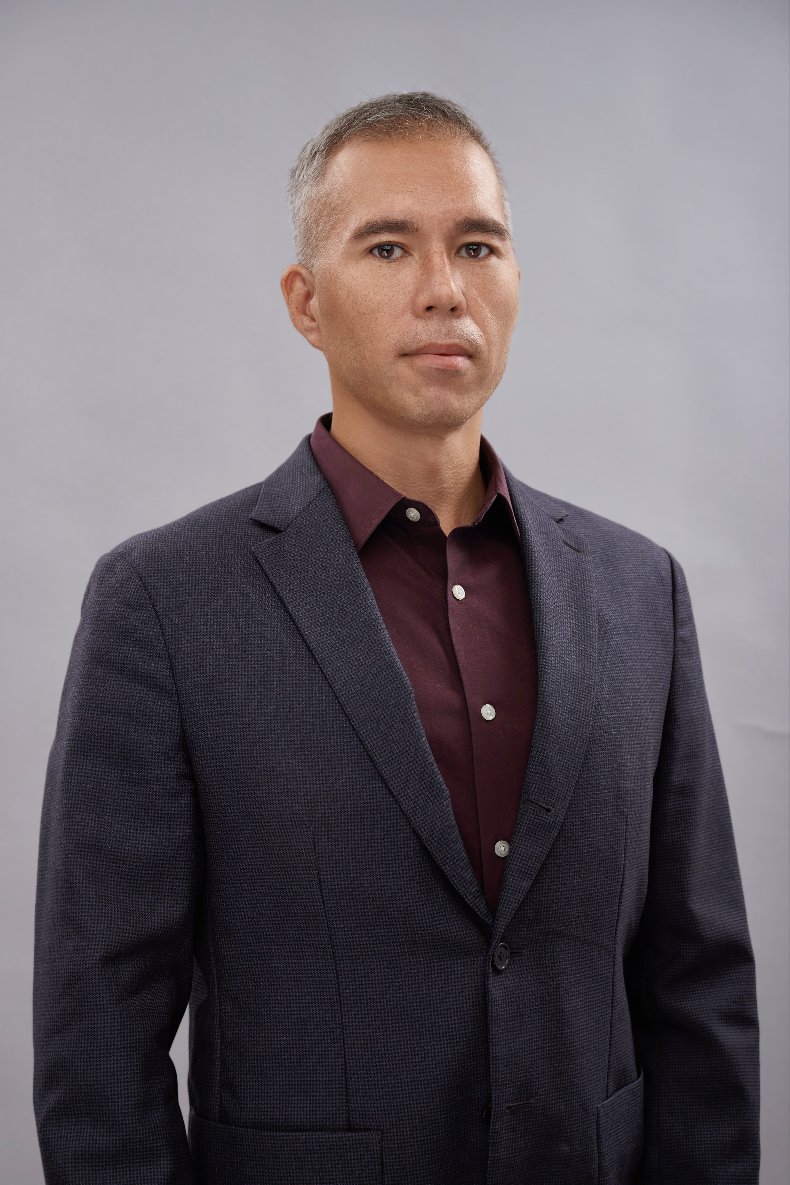 "Профессиональный портрет мужчины в студии""Женский портрет с естественным освещением""Крупный план портрета улыбающейся женщины""Портретная съемка в студии для делового портфолио"Для съемки сотрудников компании:"Группа сотрудников компании на корпоративной фотосессии""Портреты сотрудников офиса для корпоративного сайта""Фотосъемка команды компании в рабочей обстановке""Деловой портрет сотрудника для бизнес-профиля"