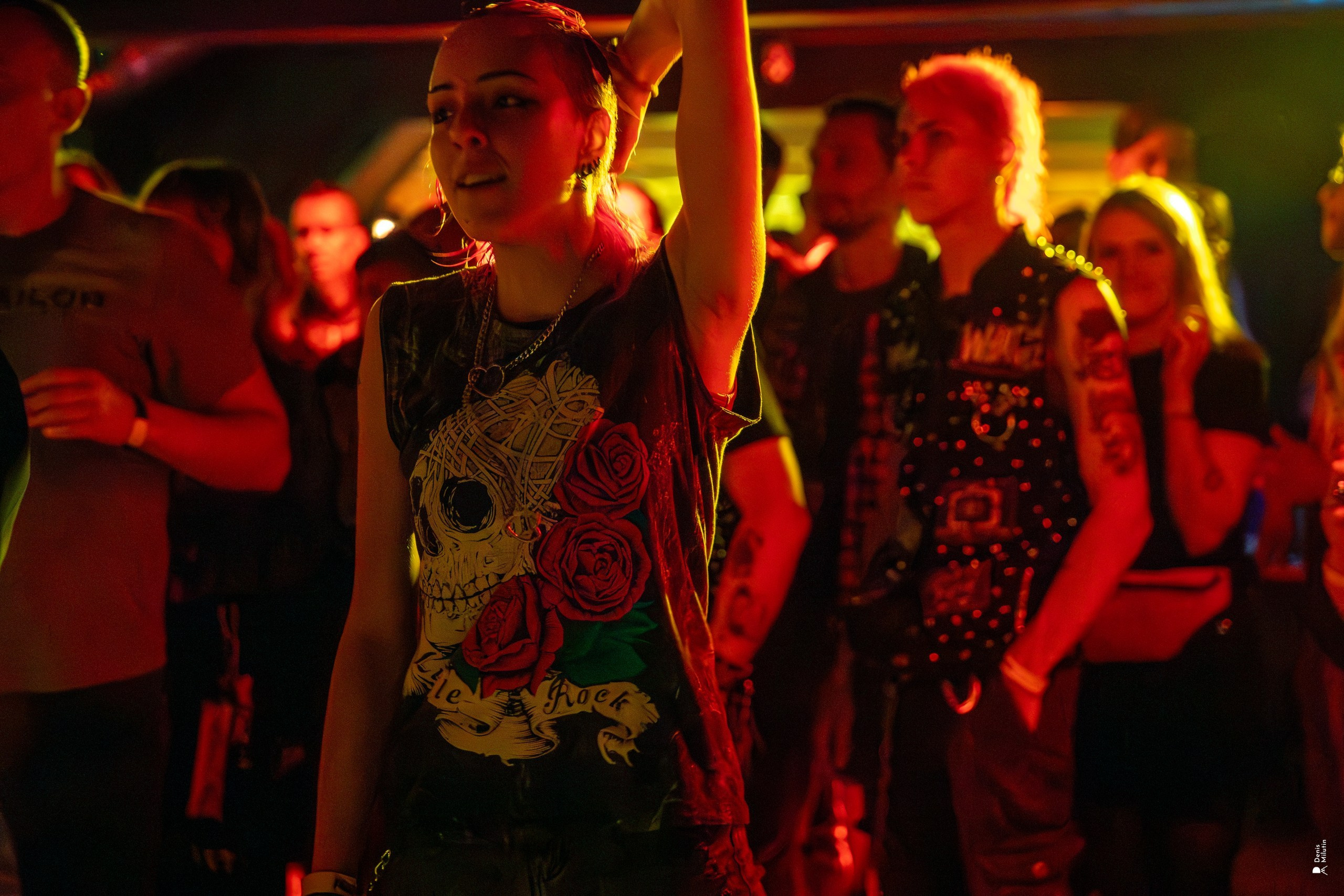 Панк рок концерт в клубе Рядом. Портретный фотограф Денис Милютин