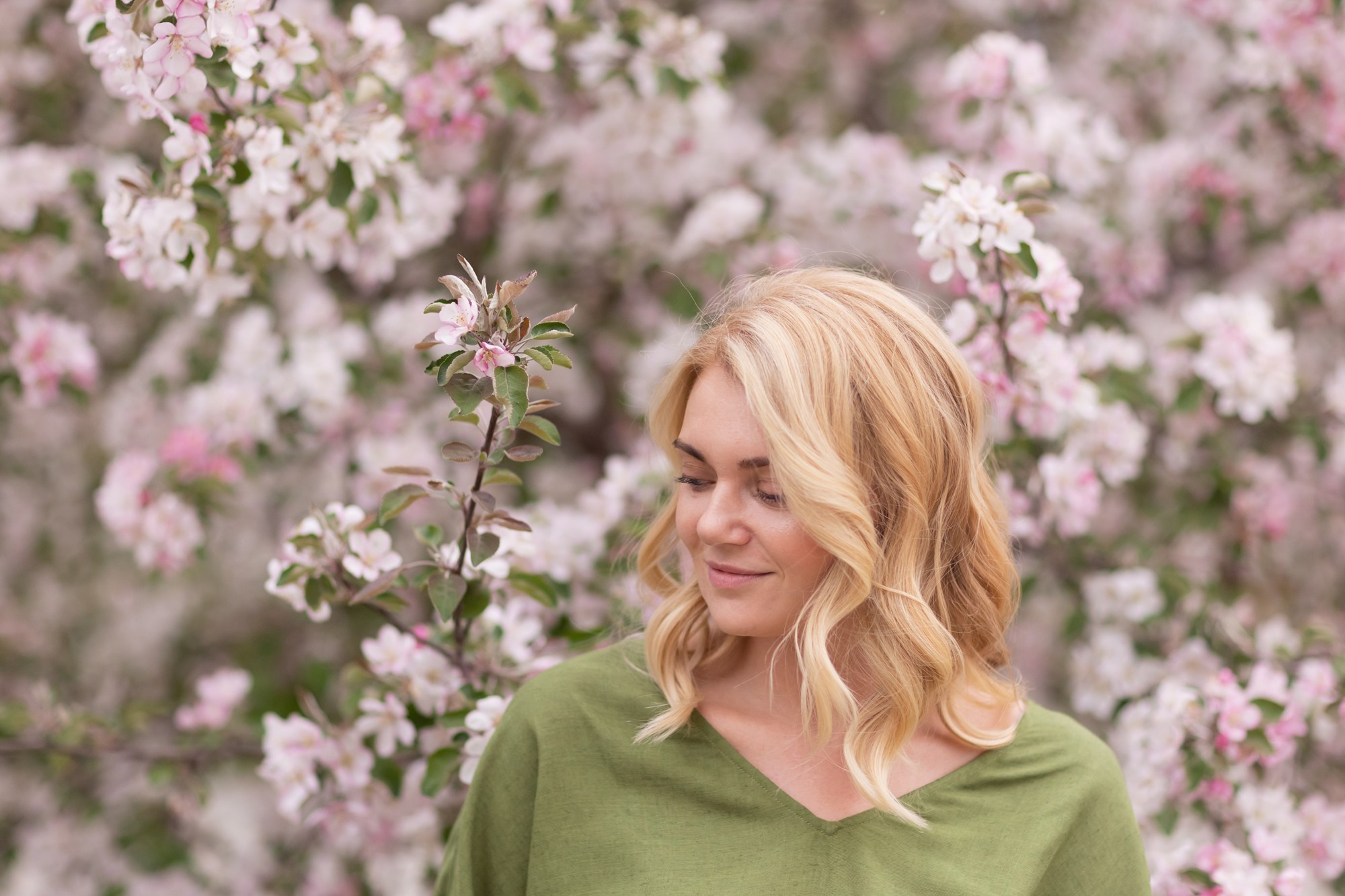 Цветущие яблони в городе Н. Семейный фотограф в Новосибирске Инна Кузнецова