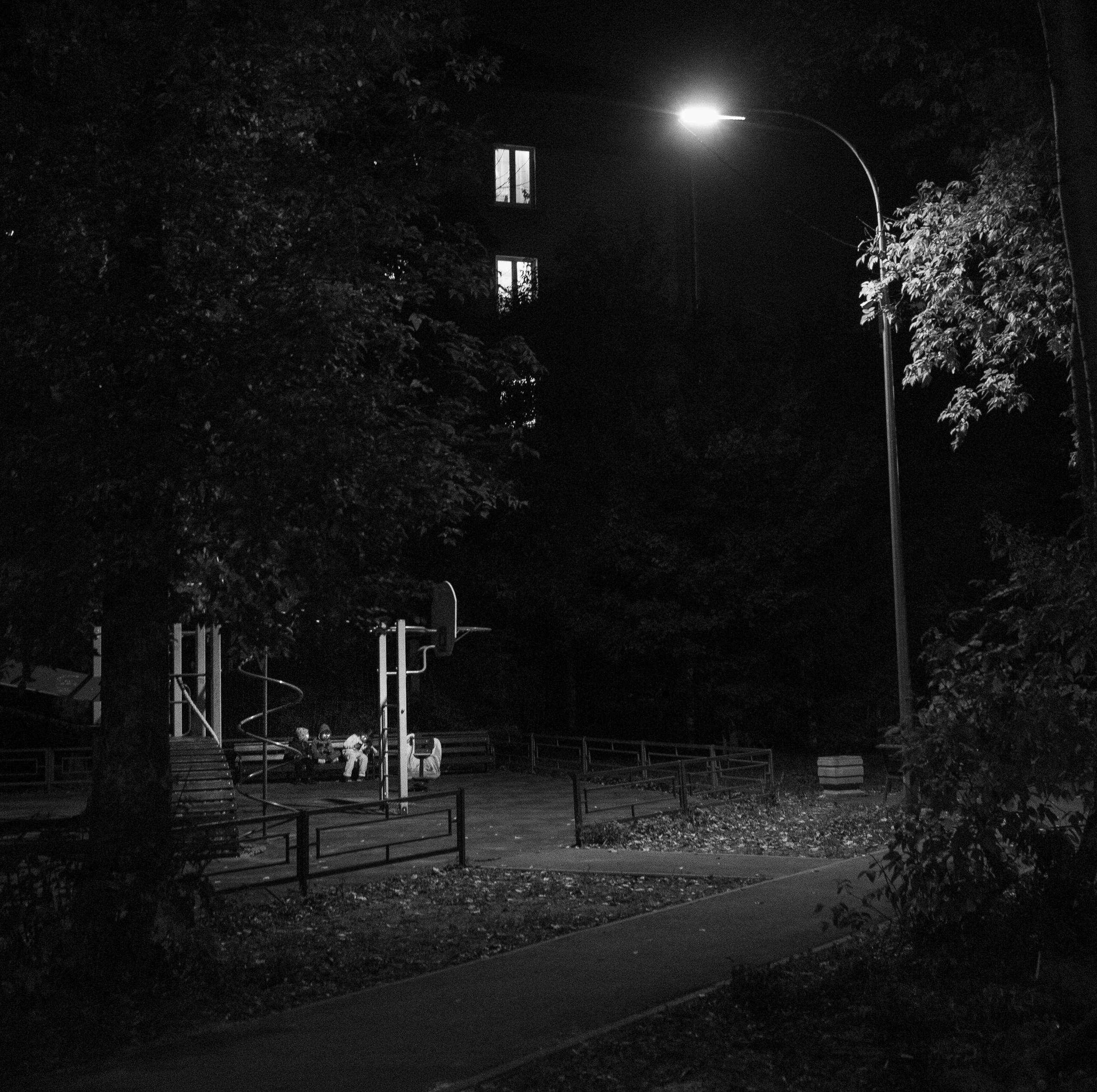 дети на площадке сверкают глазами втроем на лавочке