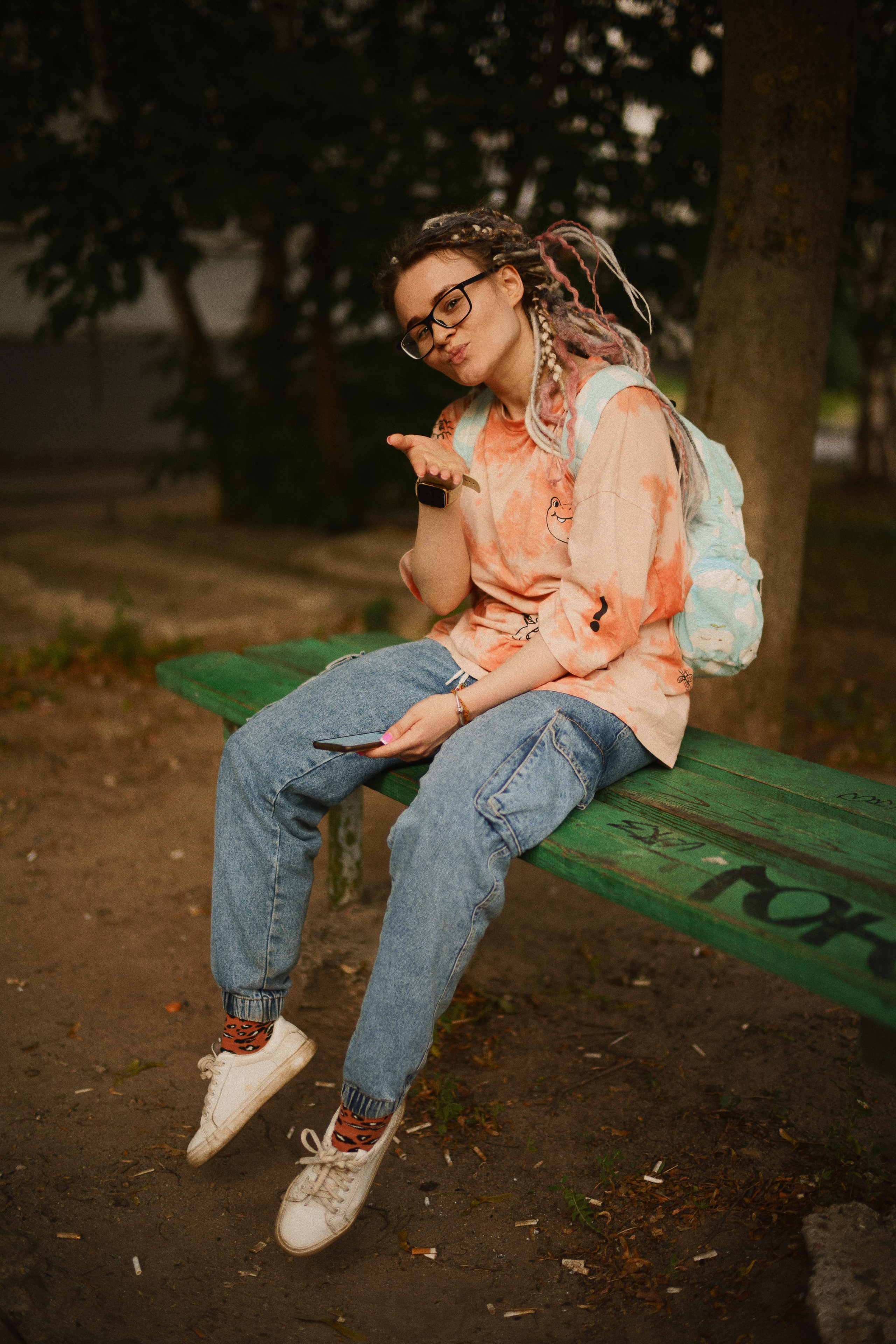 приветливая девушка с дредами на лавочке