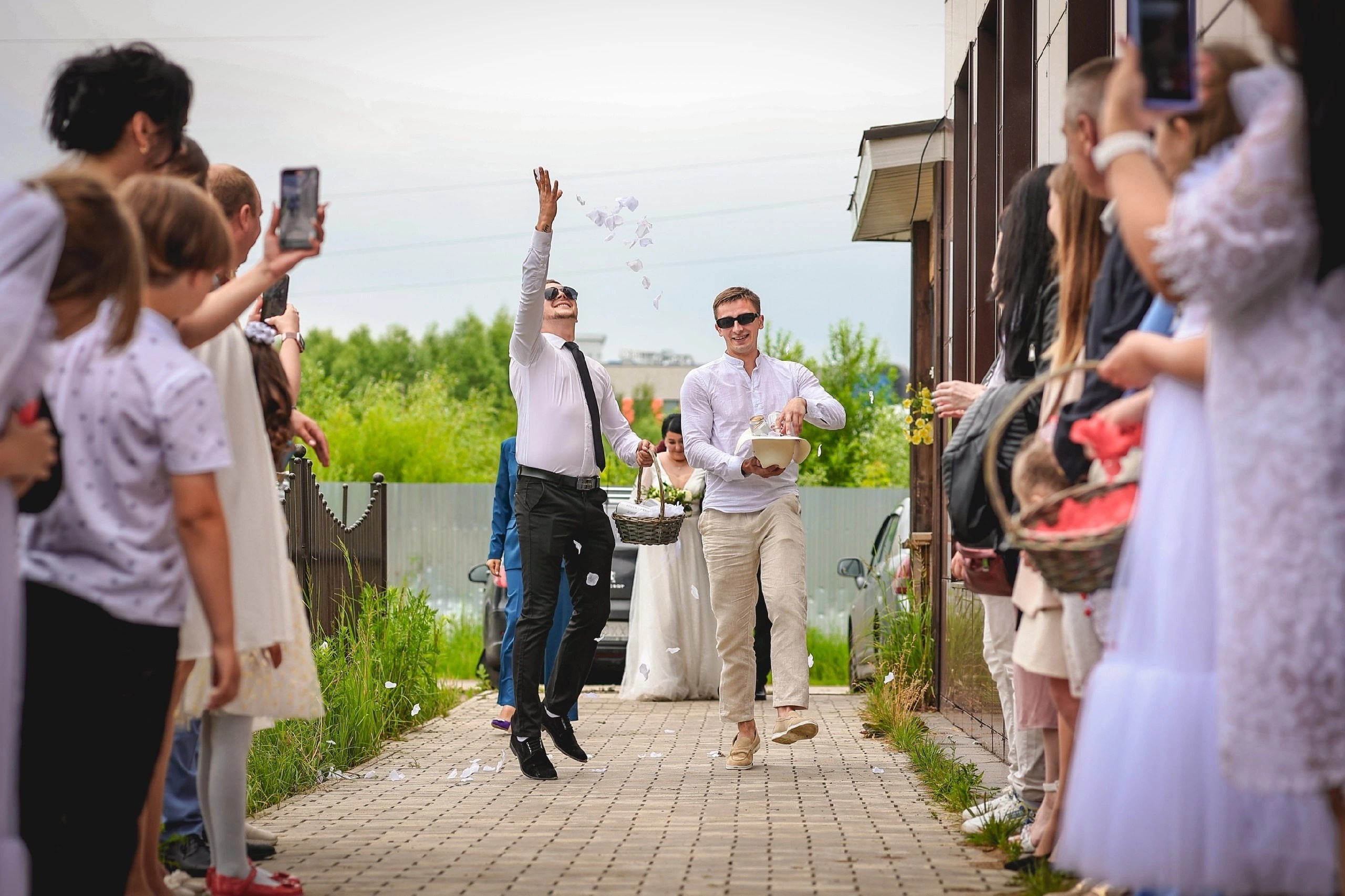 Ищу  крутого фотографа Дмитров Москва Свадьба в Дмитрове с видом на Кремль или минималистичная церемония в Дубне — ваши чувства в кадре важнее локации. Умею снимать так, чтобы вы видели не фото, а воспоминания.#СвадьбаВДмитрове #ДубнаФотограф #СвадебныйРепортаж»