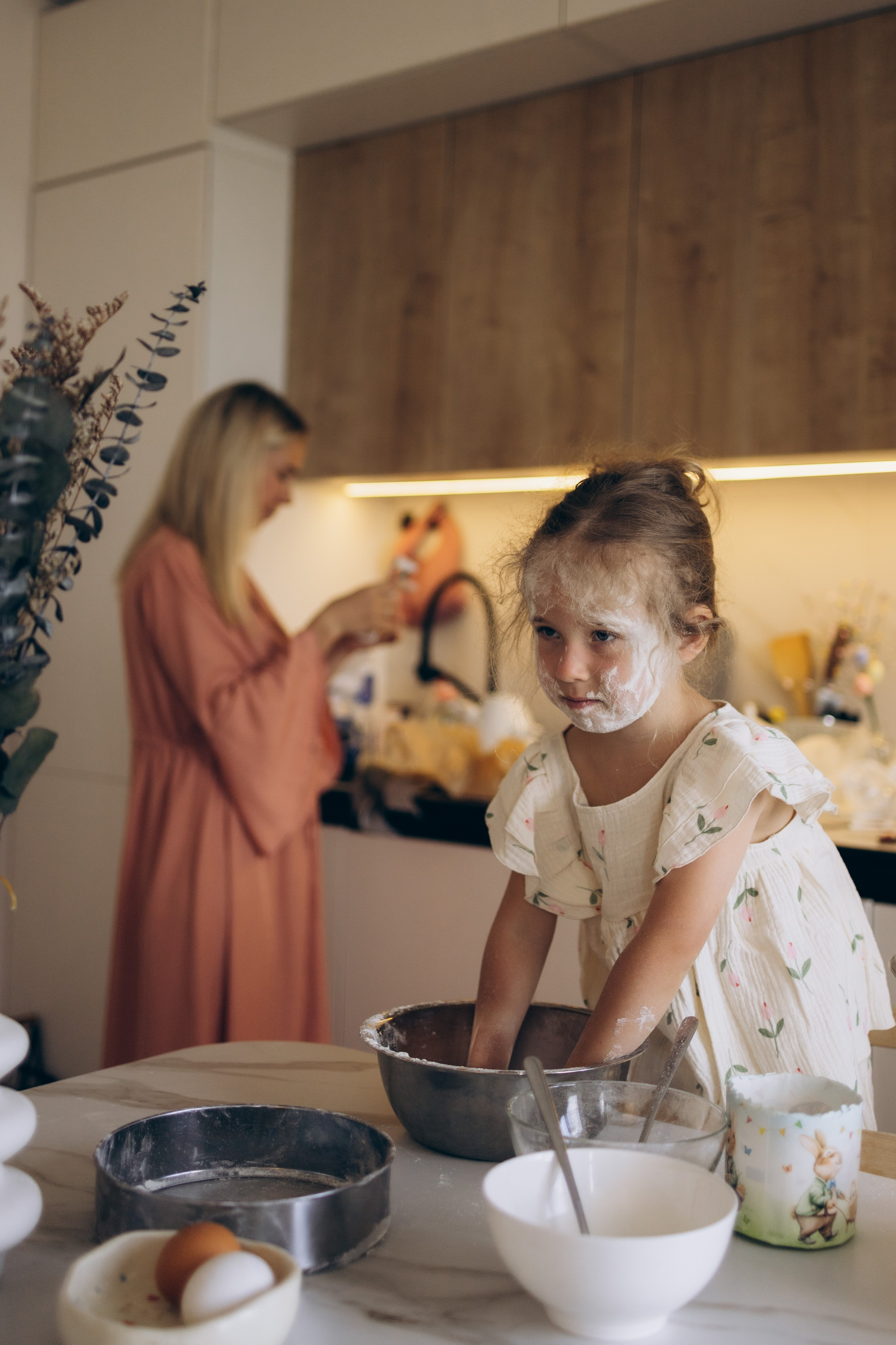 Пока мам отвлеклась, дочка выпачкалась в муке