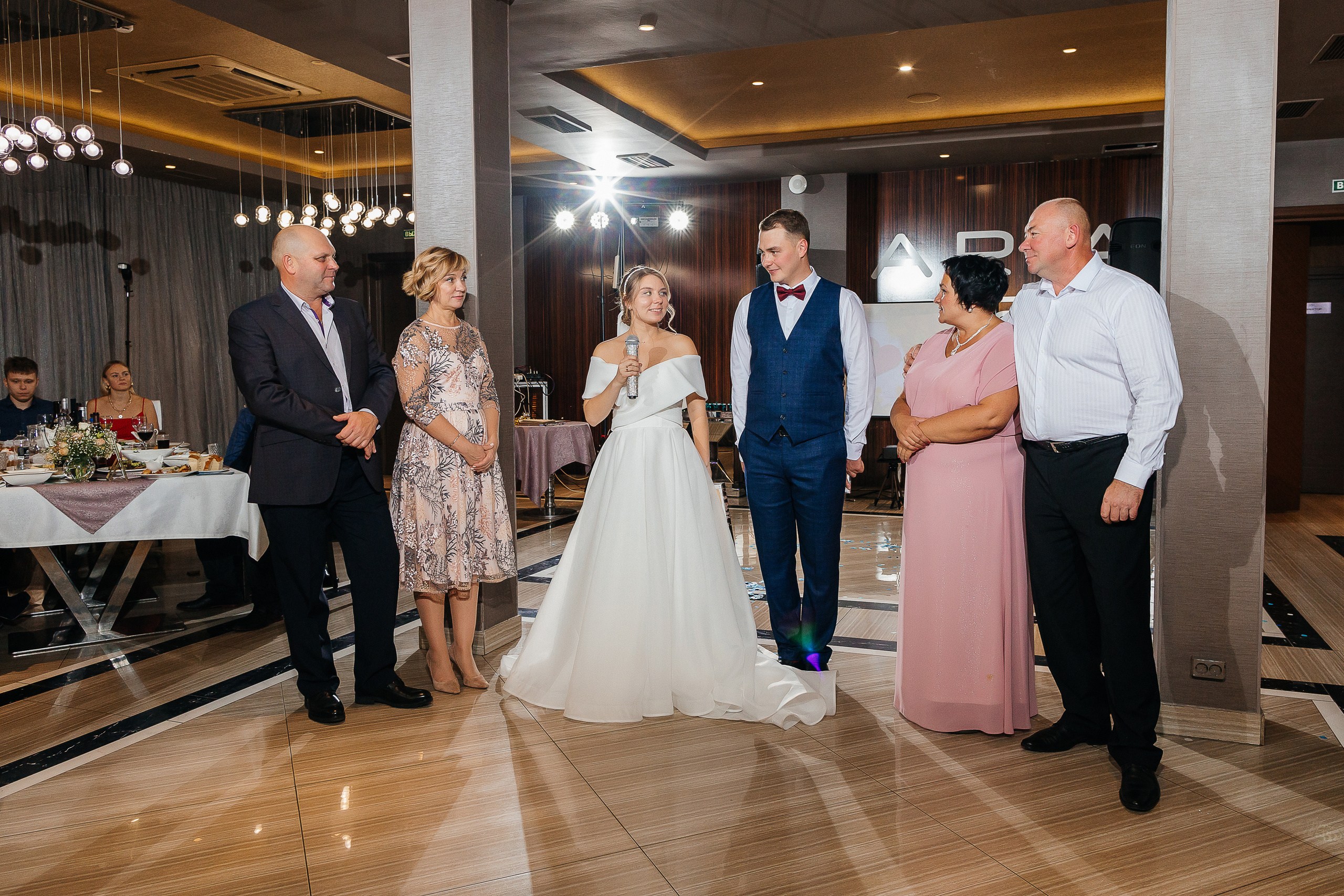 Элегантное утро невесты и незабываемый сюрприз на свадебном банкете. Олег Сверчков | Свадебный фотограф Вологда