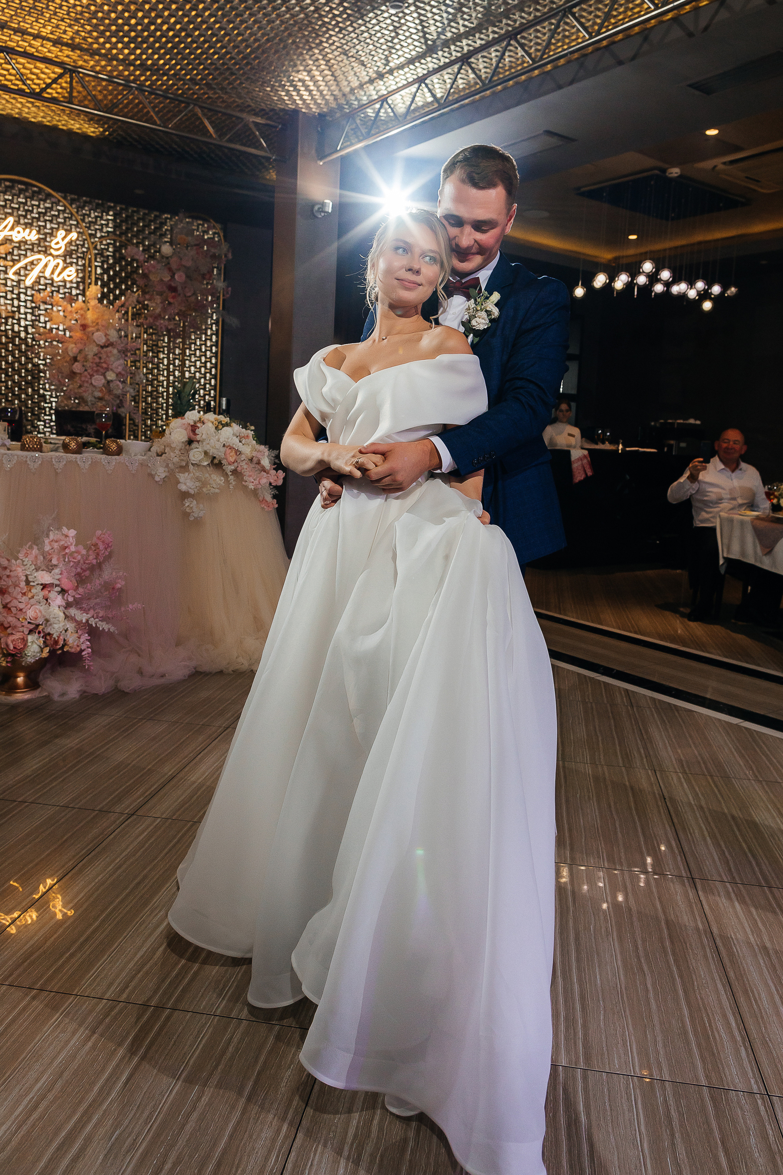 Элегантное утро невесты и незабываемый сюрприз на свадебном банкете. Олег Сверчков | Свадебный фотограф Вологда