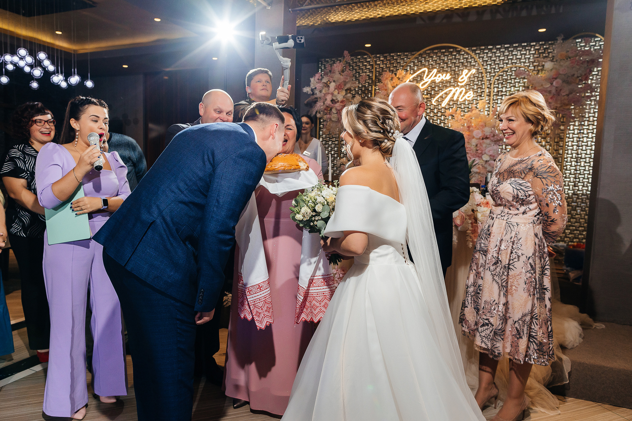 Элегантное утро невесты и незабываемый сюрприз на свадебном банкете. Олег Сверчков | Свадебный фотограф Вологда