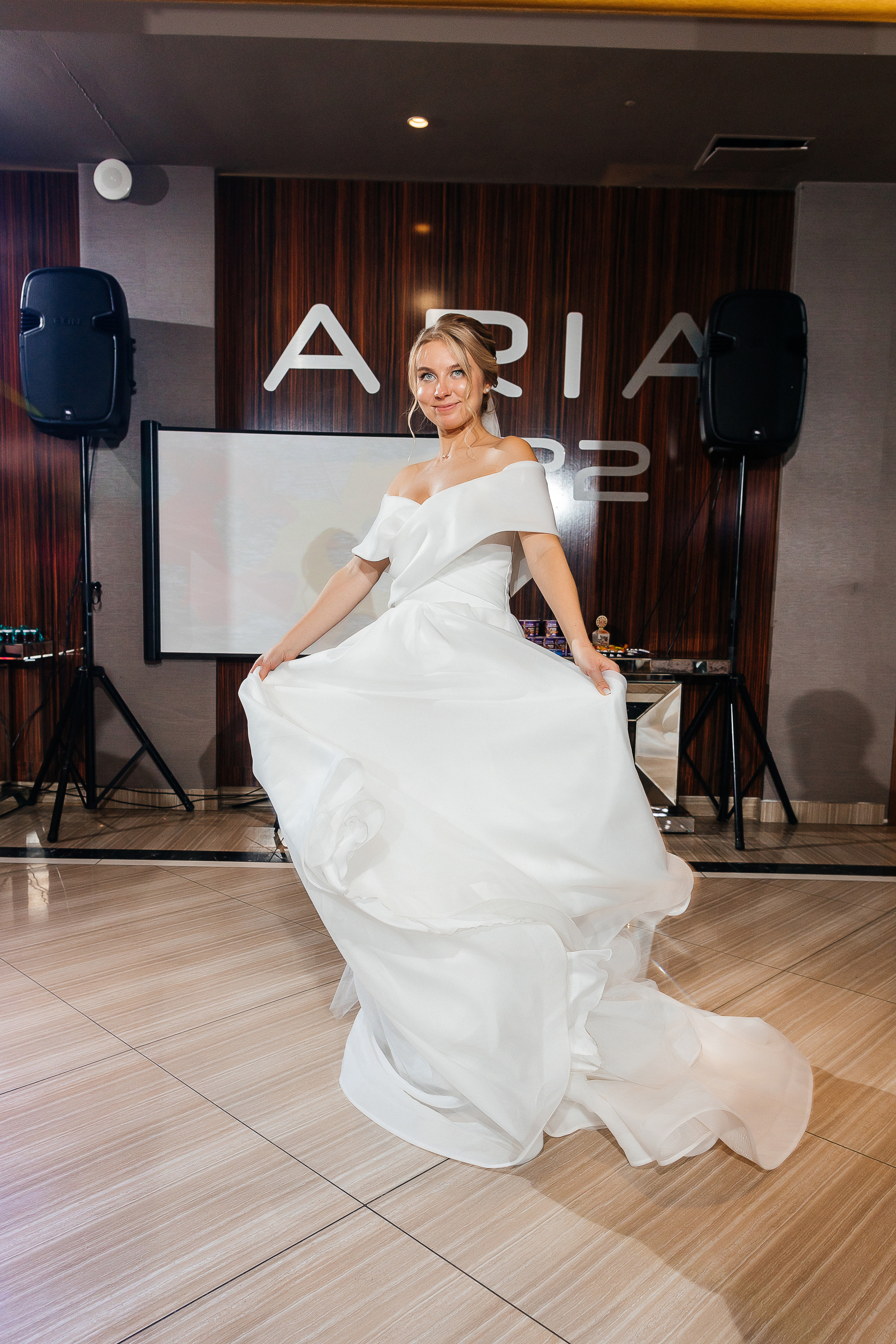 Элегантное утро невесты и незабываемый сюрприз на свадебном банкете. Олег Сверчков | Свадебный фотограф Вологда