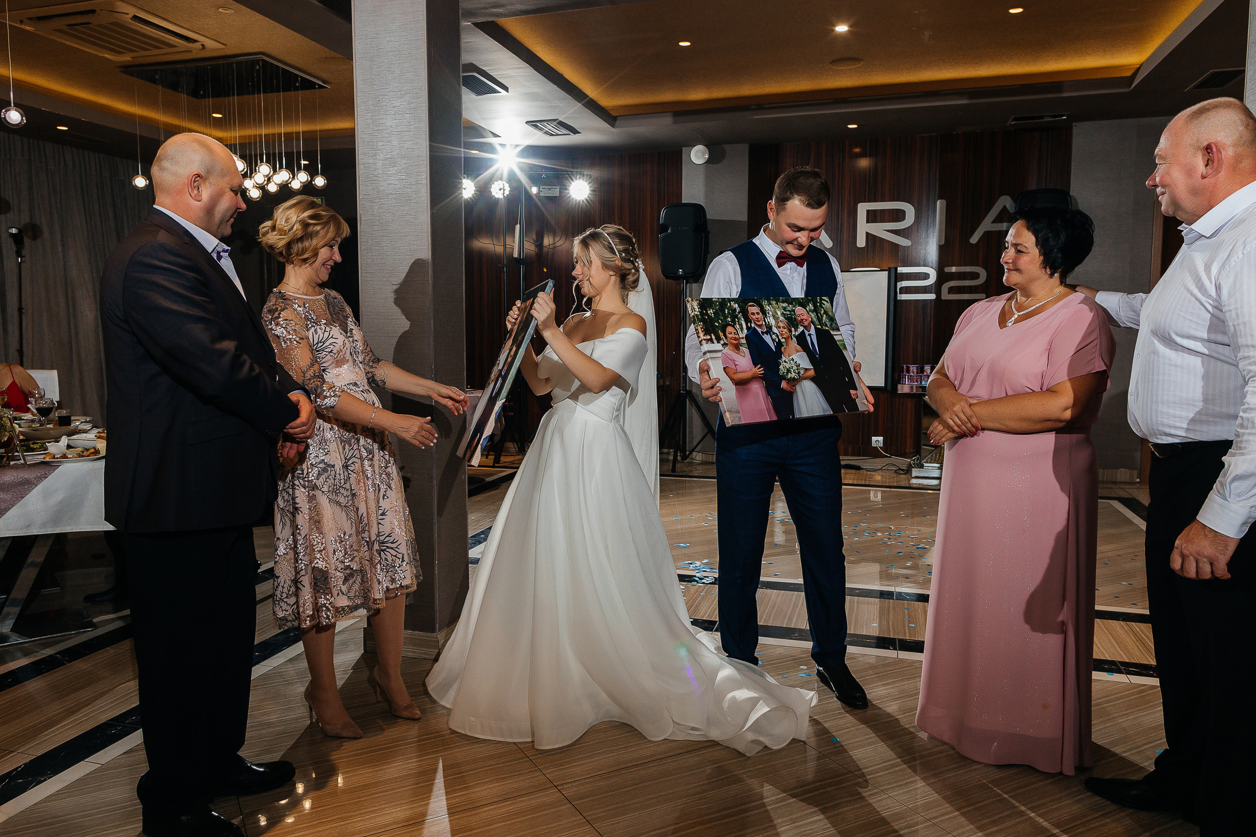 Элегантное утро невесты и незабываемый сюрприз на свадебном банкете. Олег Сверчков | Свадебный фотограф Вологда