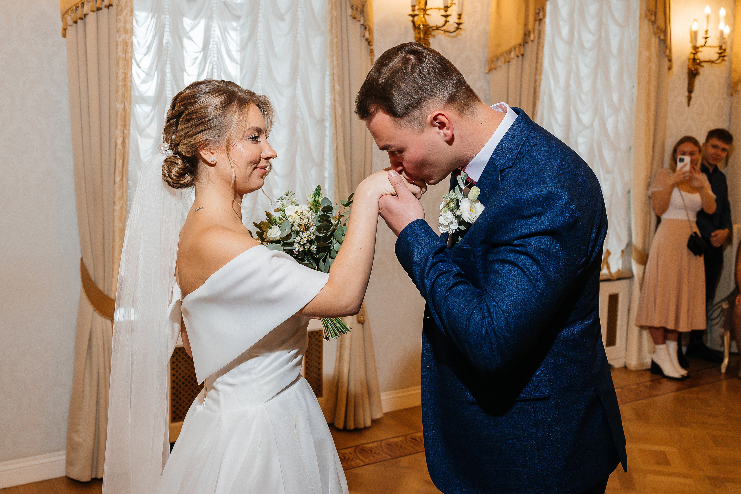 Элегантное утро невесты и незабываемый сюрприз на свадебном банкете. Олег Сверчков | Свадебный фотограф Вологда