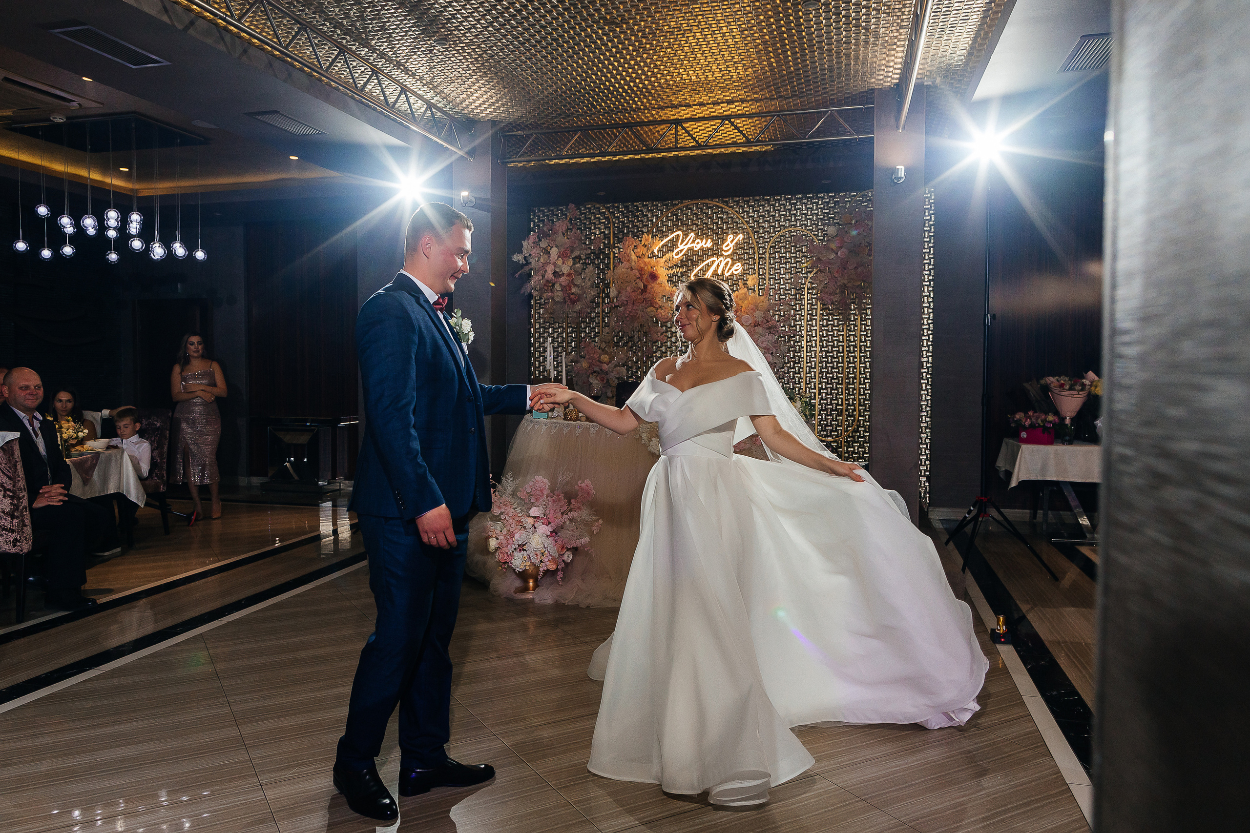 Элегантное утро невесты и незабываемый сюрприз на свадебном банкете. Олег Сверчков | Свадебный фотограф Вологда