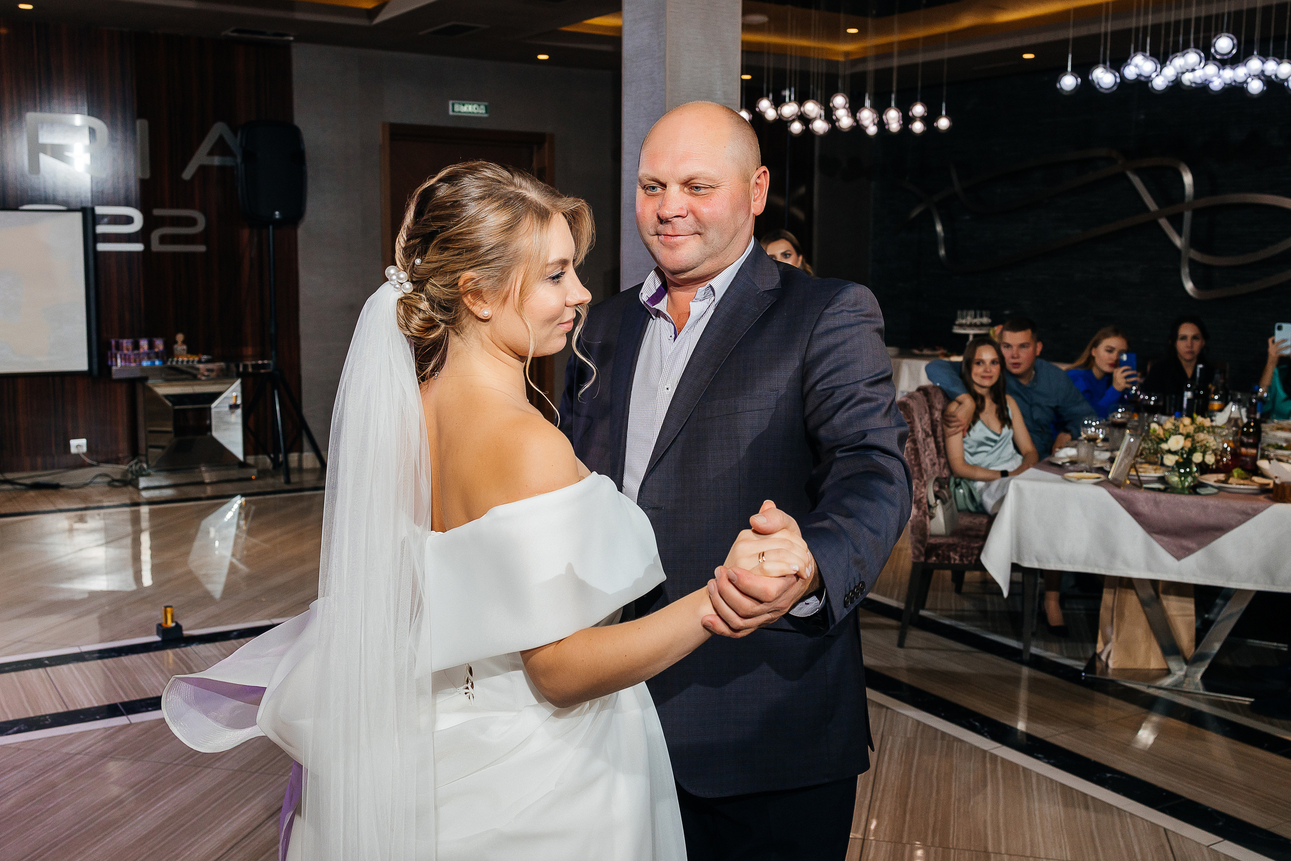 Элегантное утро невесты и незабываемый сюрприз на свадебном банкете. Олег Сверчков | Свадебный фотограф Вологда