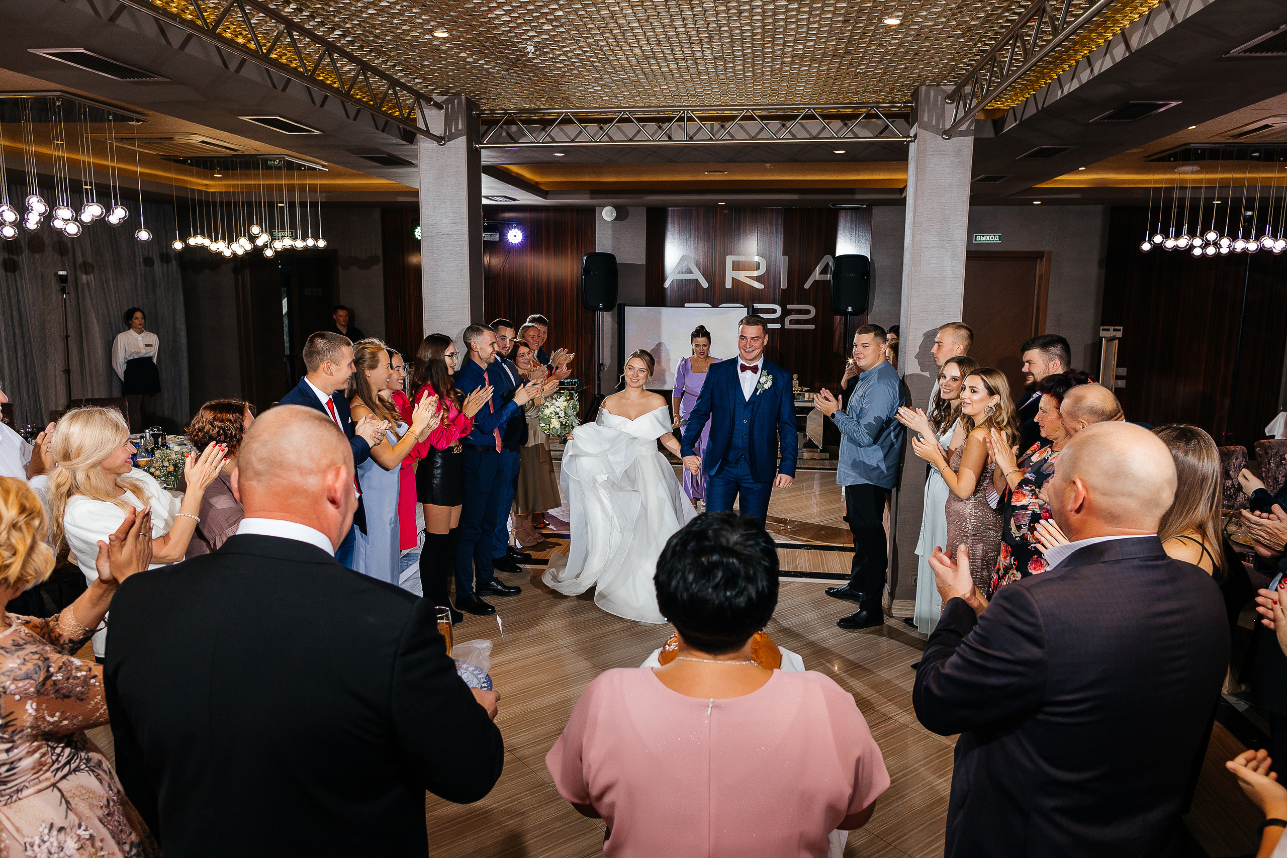 Элегантное утро невесты и незабываемый сюрприз на свадебном банкете. Олег Сверчков | Свадебный фотограф Вологда