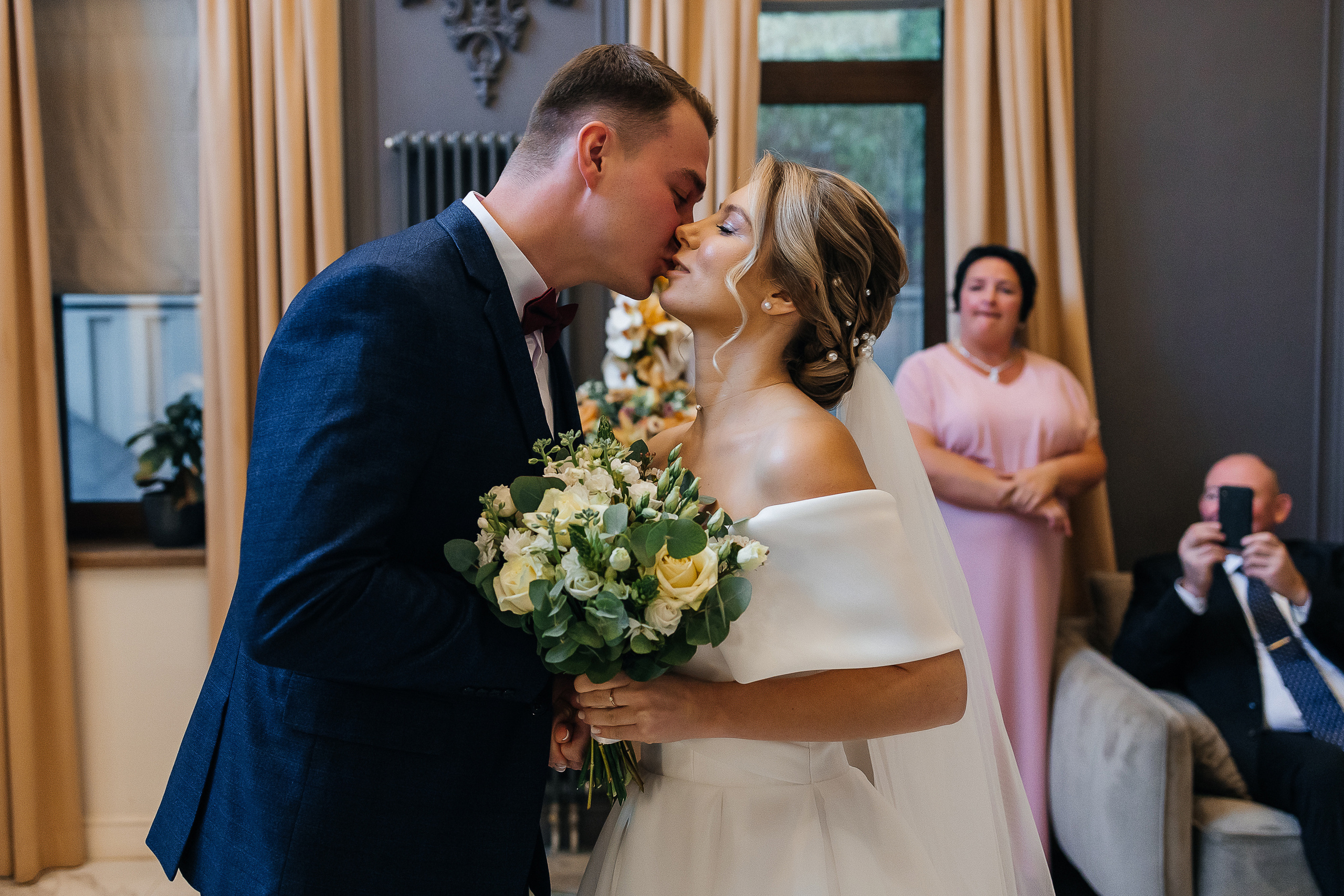 Элегантное утро невесты и незабываемый сюрприз на свадебном банкете. Олег Сверчков | Свадебный фотограф Вологда