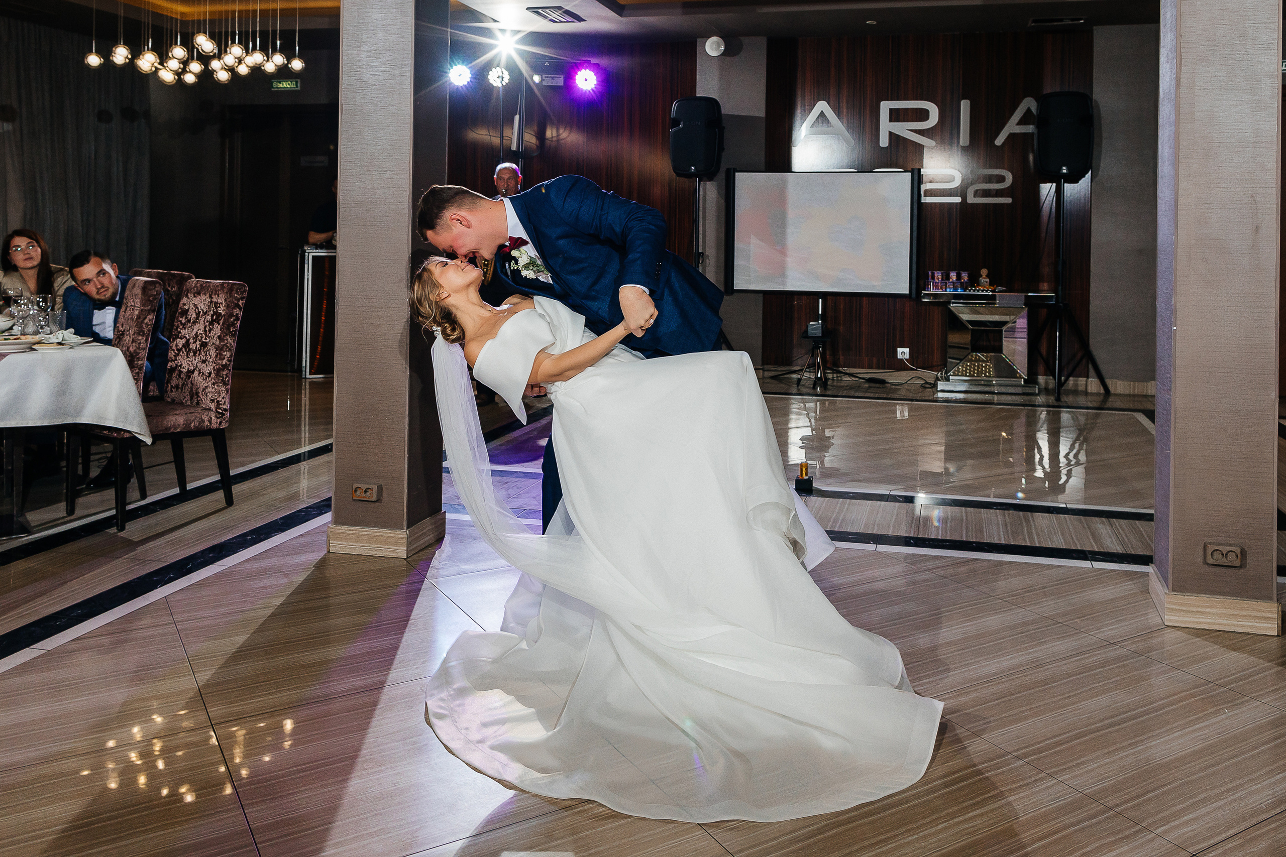 Элегантное утро невесты и незабываемый сюрприз на свадебном банкете. Олег Сверчков | Свадебный фотограф Вологда