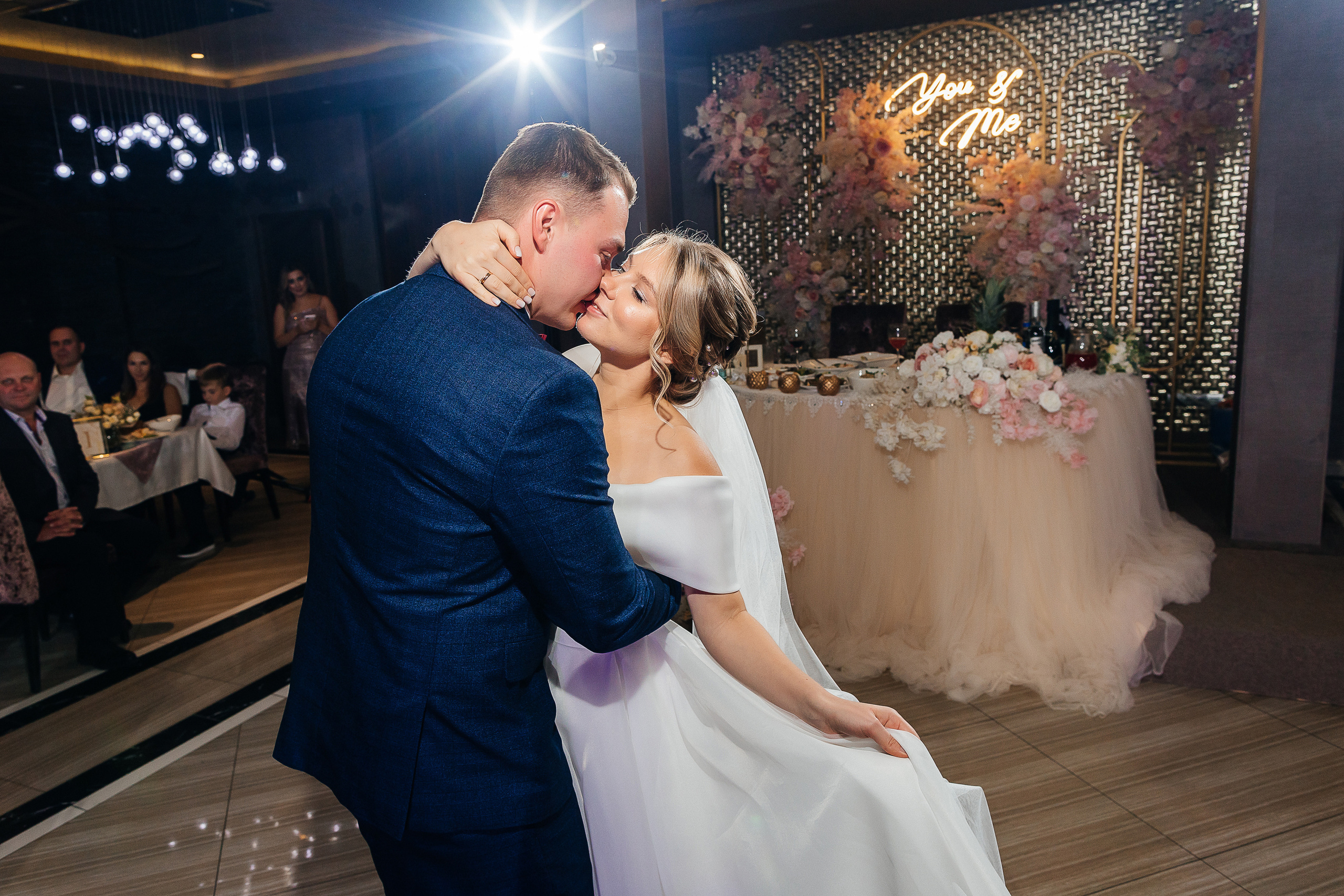 Элегантное утро невесты и незабываемый сюрприз на свадебном банкете. Олег Сверчков | Свадебный фотограф Вологда