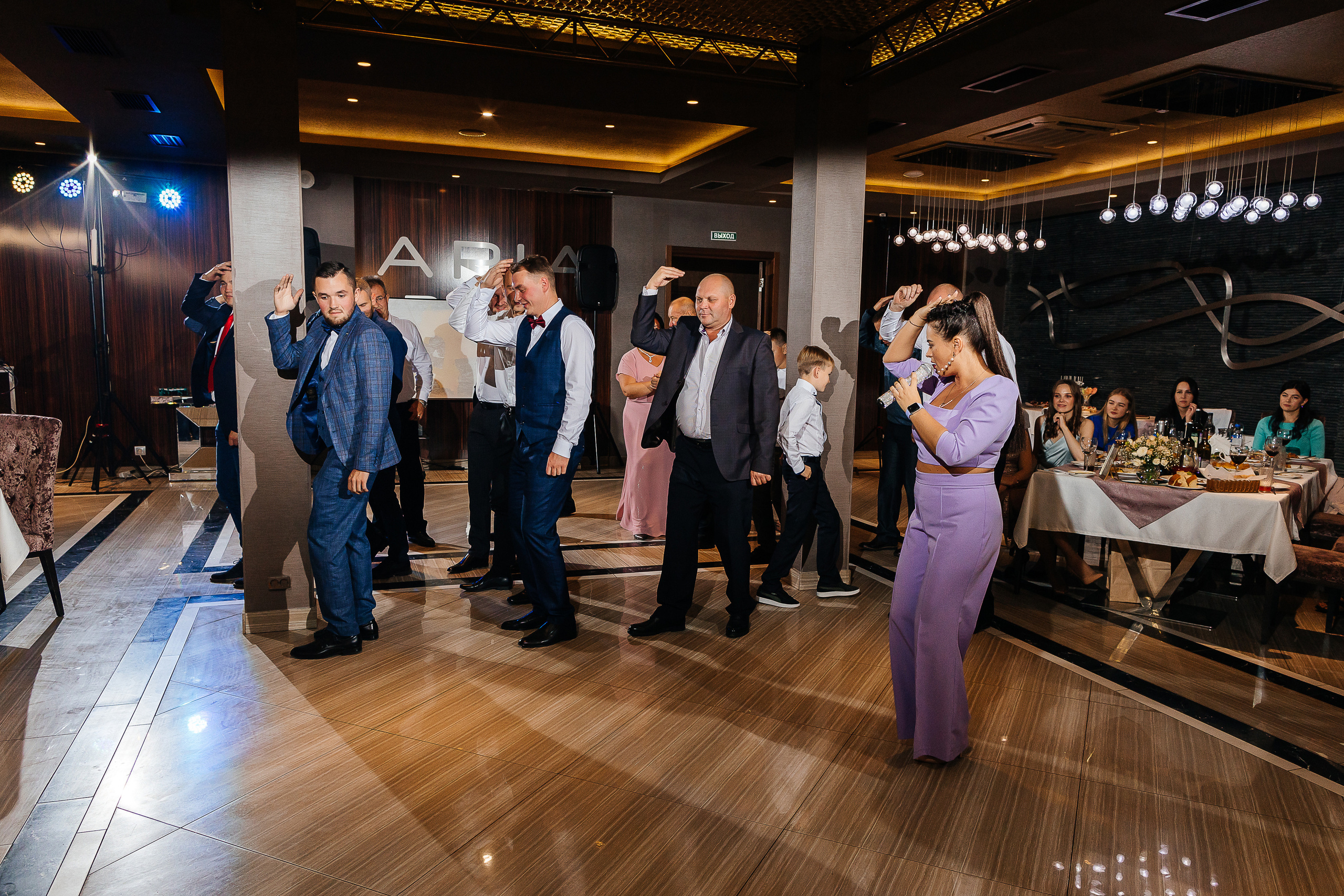 Элегантное утро невесты и незабываемый сюрприз на свадебном банкете. Олег Сверчков | Свадебный фотограф Вологда