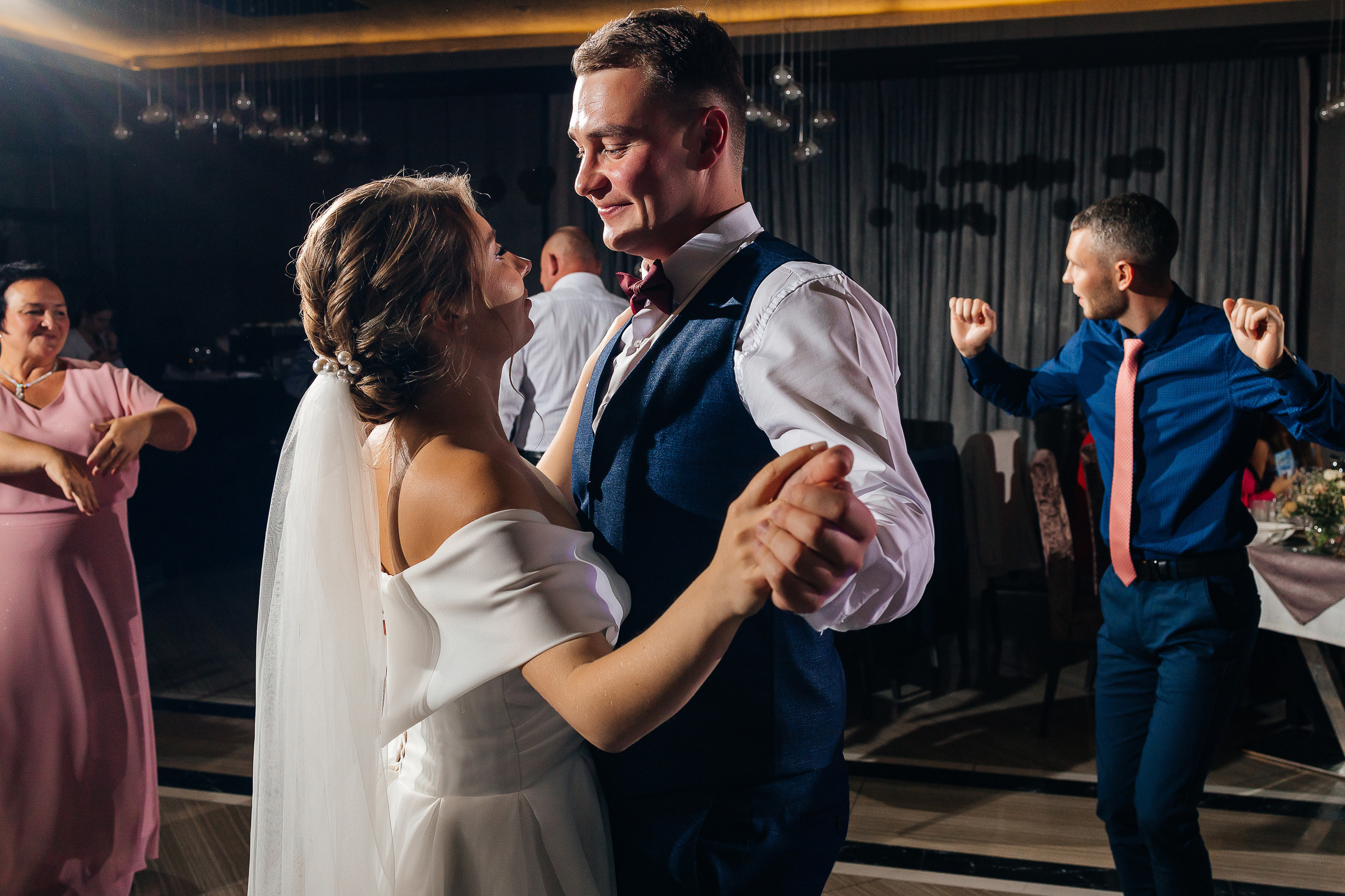 Элегантное утро невесты и незабываемый сюрприз на свадебном банкете. Олег Сверчков | Свадебный фотограф Вологда