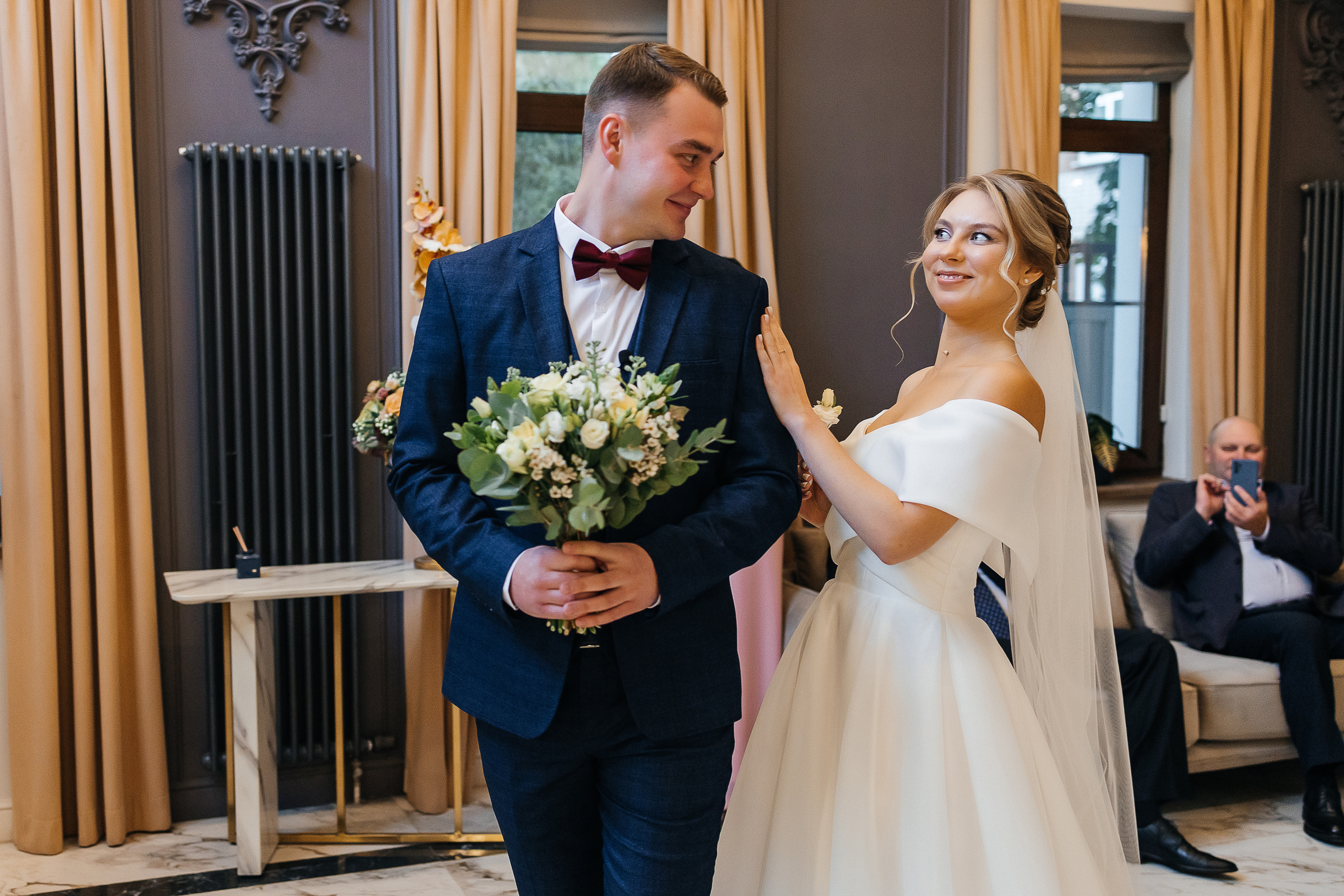 Элегантное утро невесты и незабываемый сюрприз на свадебном банкете. Олег Сверчков | Свадебный фотограф Вологда