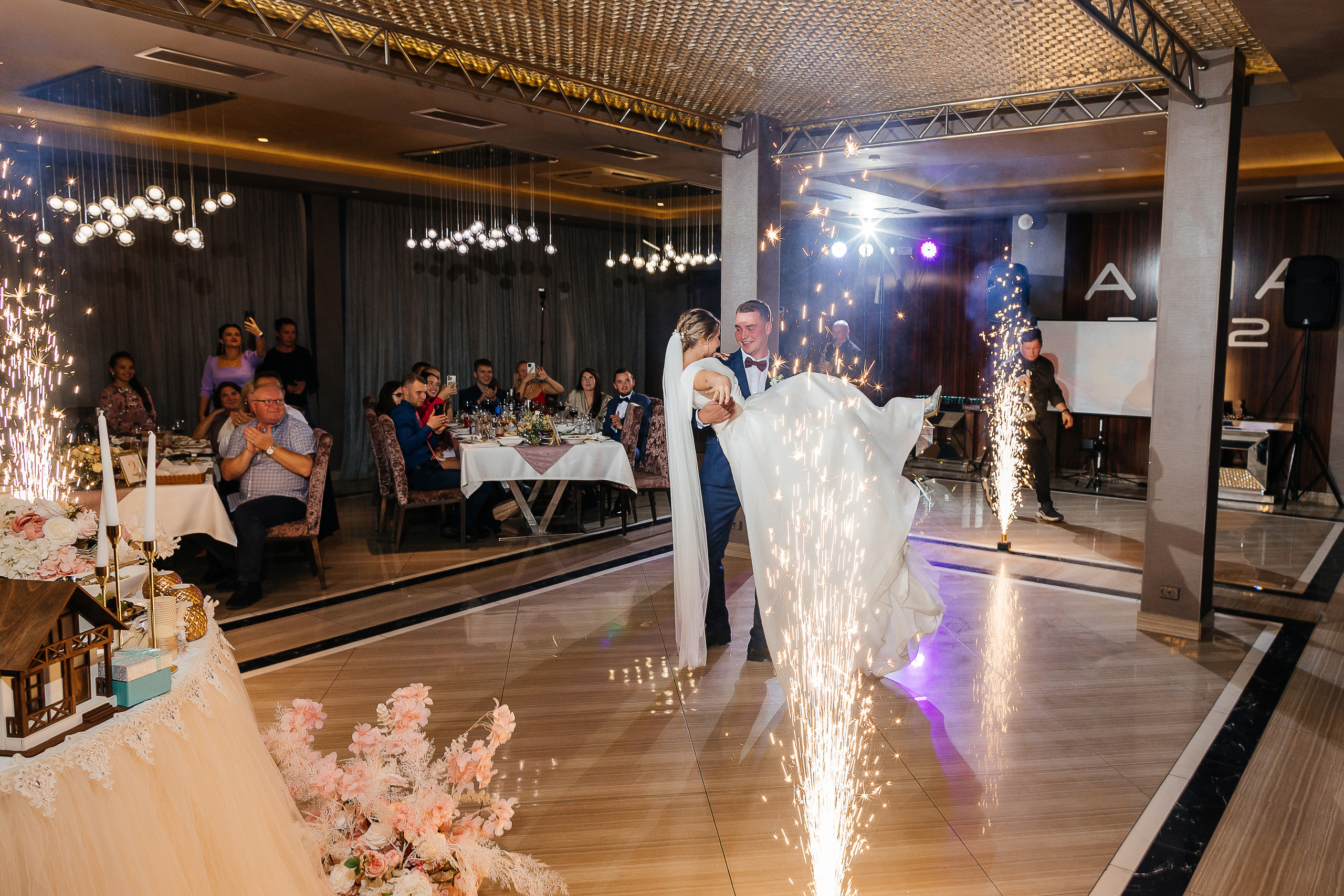 Элегантное утро невесты и незабываемый сюрприз на свадебном банкете. Олег Сверчков | Свадебный фотограф Вологда