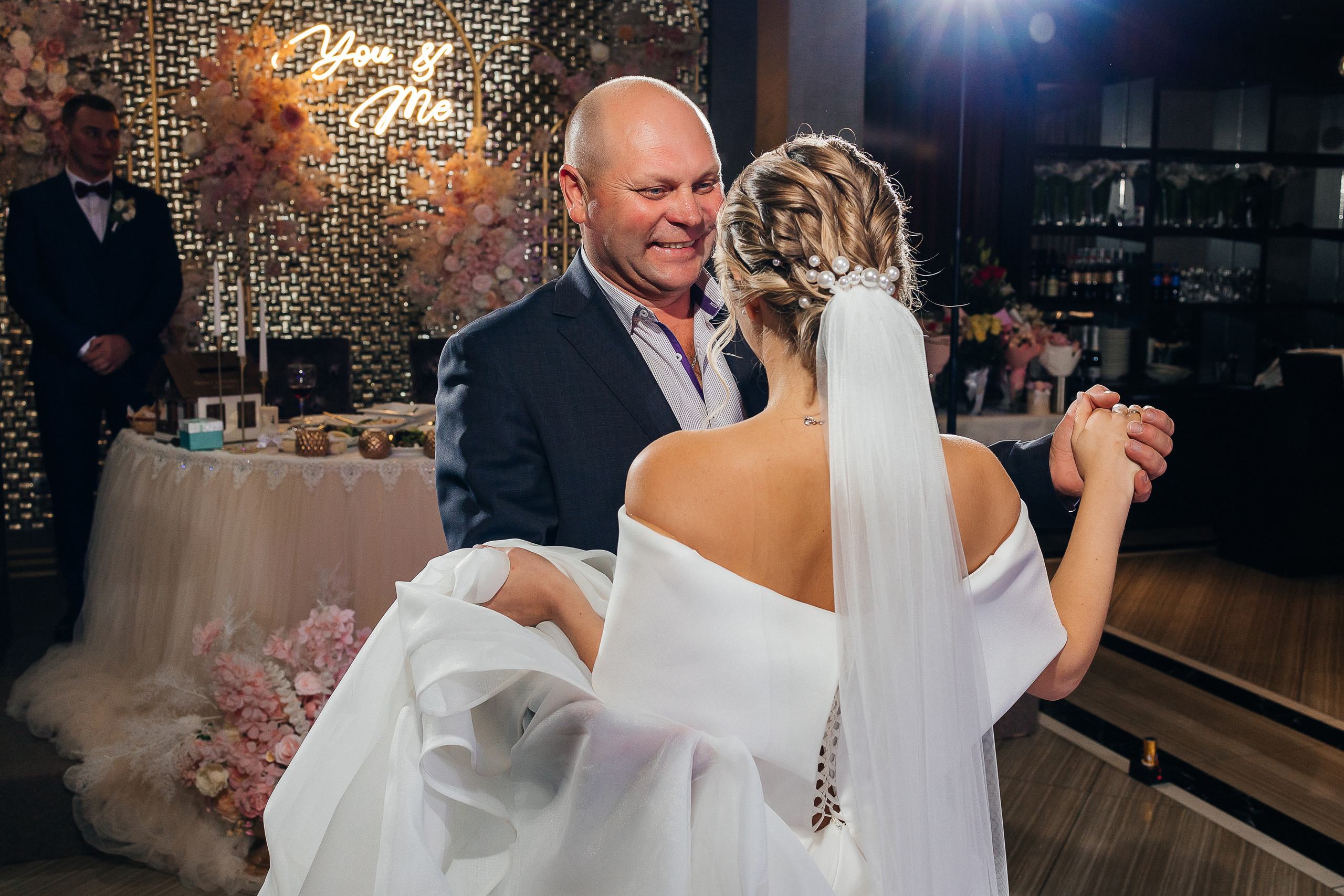 Элегантное утро невесты и незабываемый сюрприз на свадебном банкете. Олег Сверчков | Свадебный фотограф Вологда