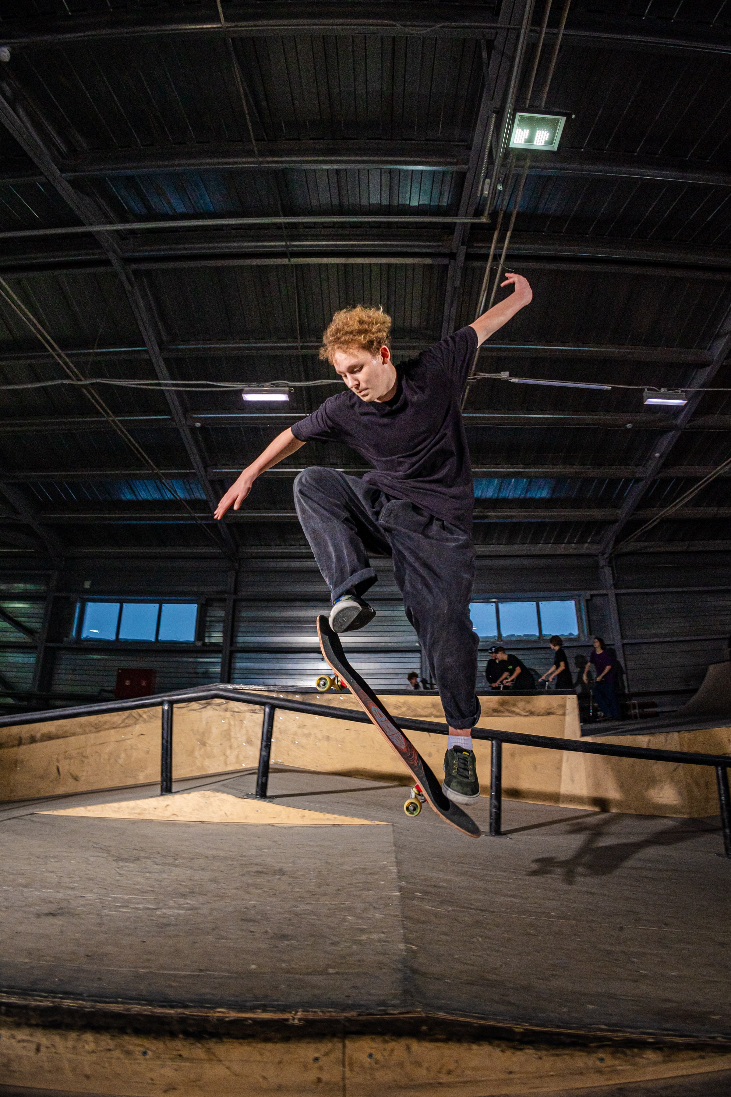 ДНК Скейт-Парк Кемерово Прыжок трюк фотография скейтера через перина лестницу