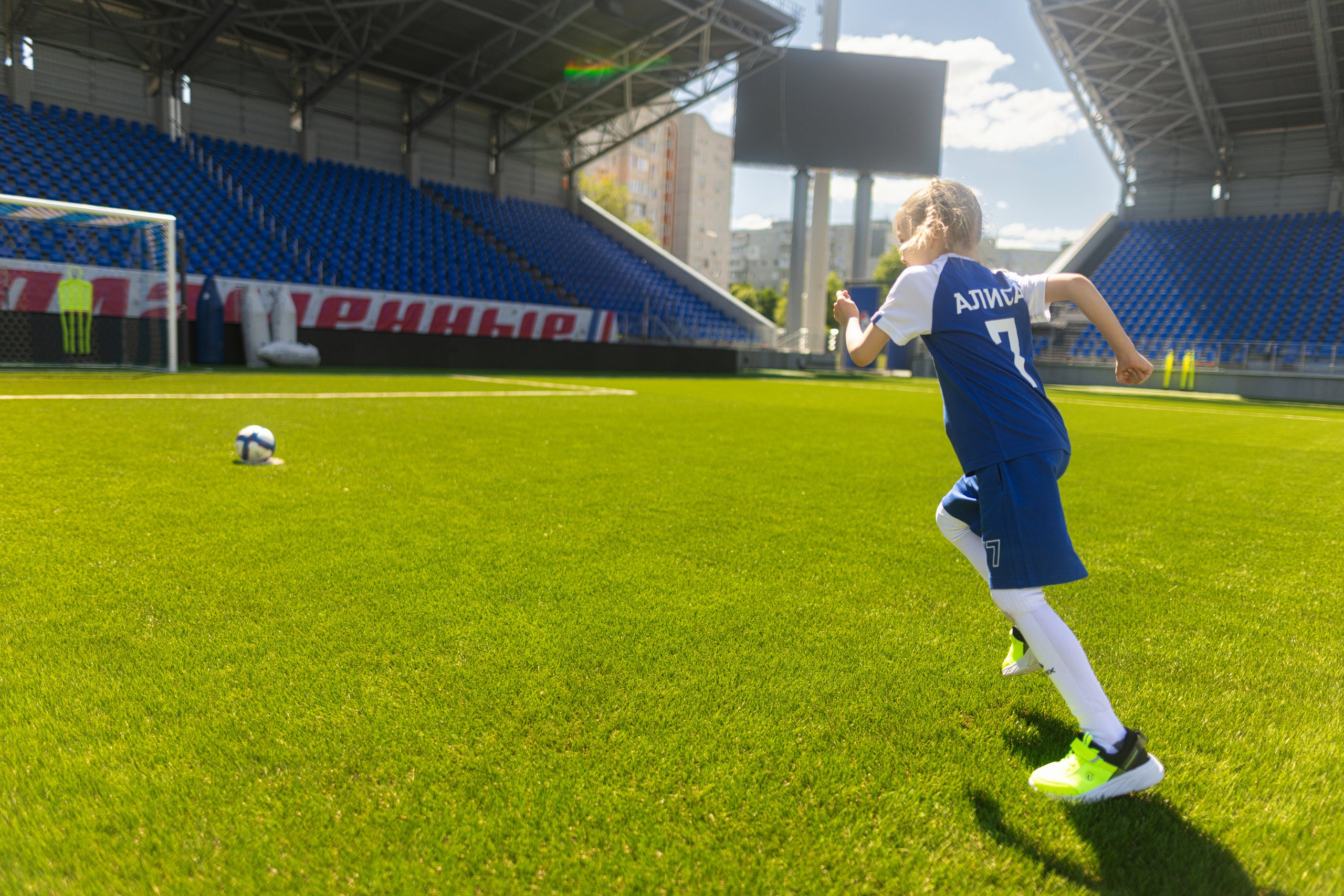 Детский портрет с Алисой на футбольном стадионе. Дмитрий Шульгин, портретный фотограф в Воронеже