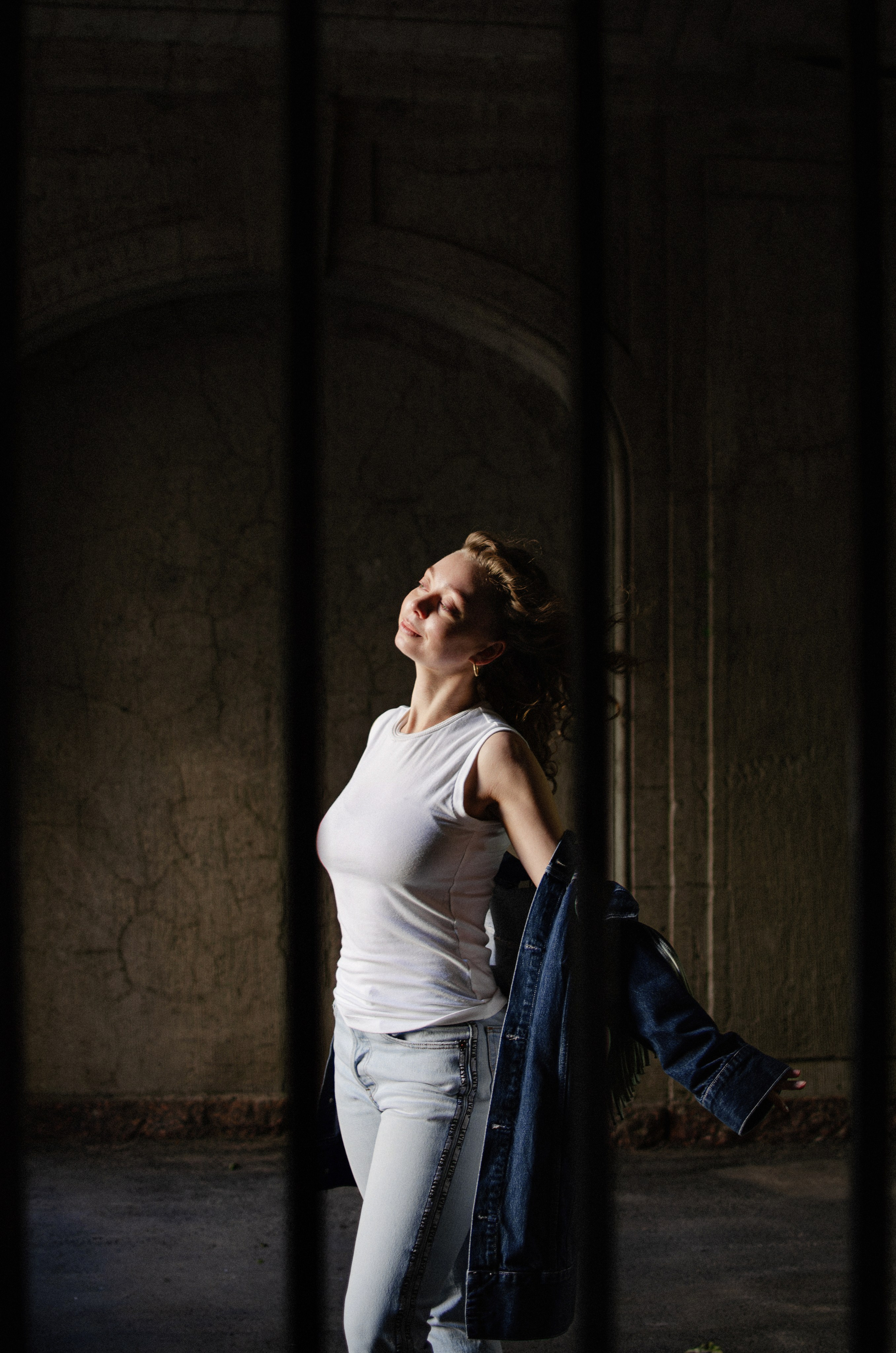 Фотопрогулка по питерским дворикам и парадным в формате разведки новых мест. Портретный и репортажный фотограф в Санкт-Петербурге Варвара Жукова