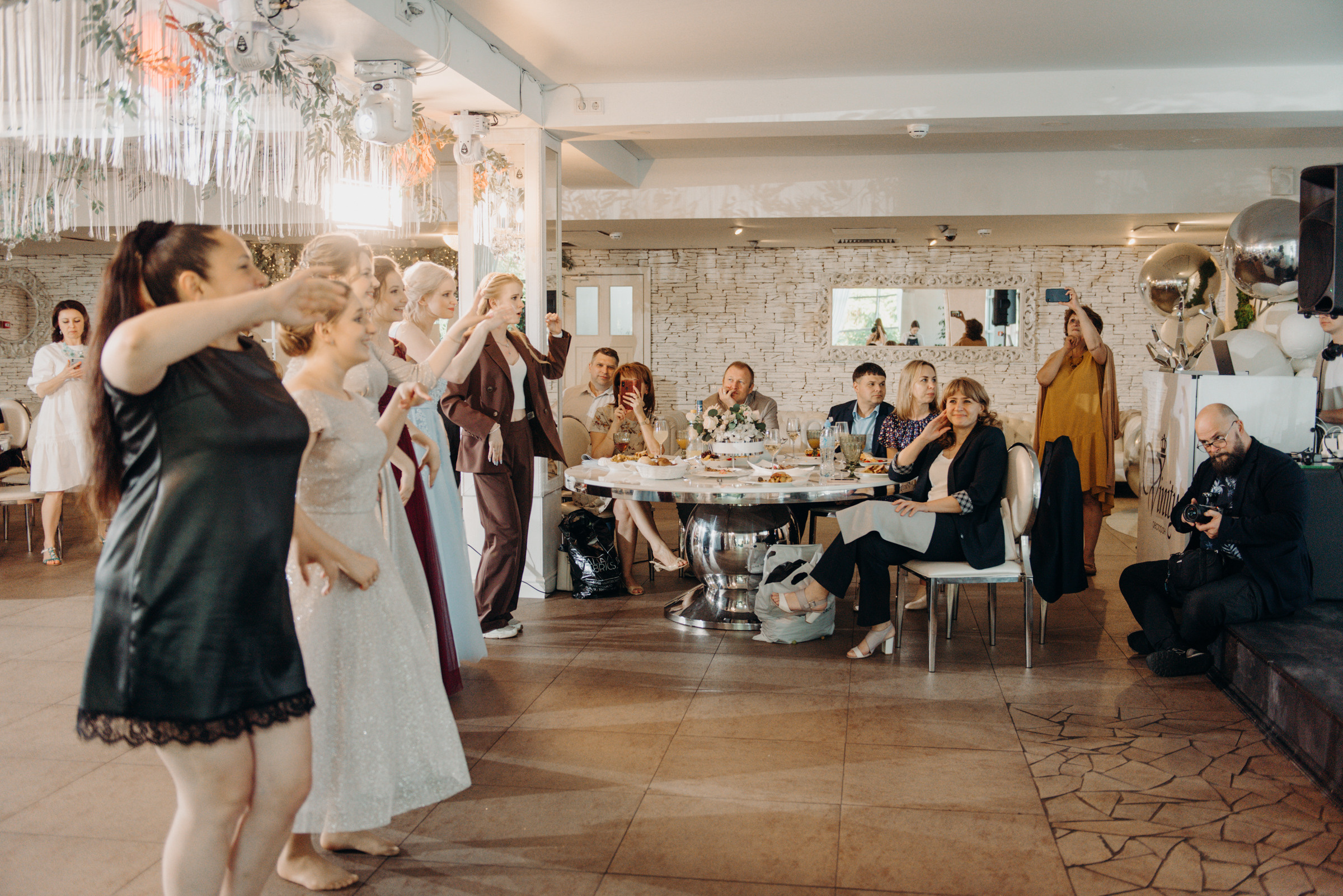 фотограф на выпускной, фотосъёмка выпускного в ресторане Vinity