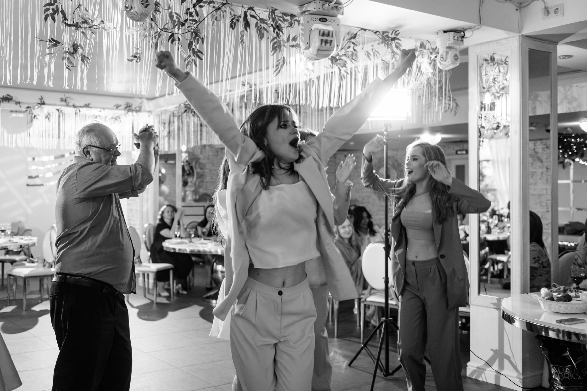 фотограф на выпускной, фотосъёмка выпускного в ресторане Vinity