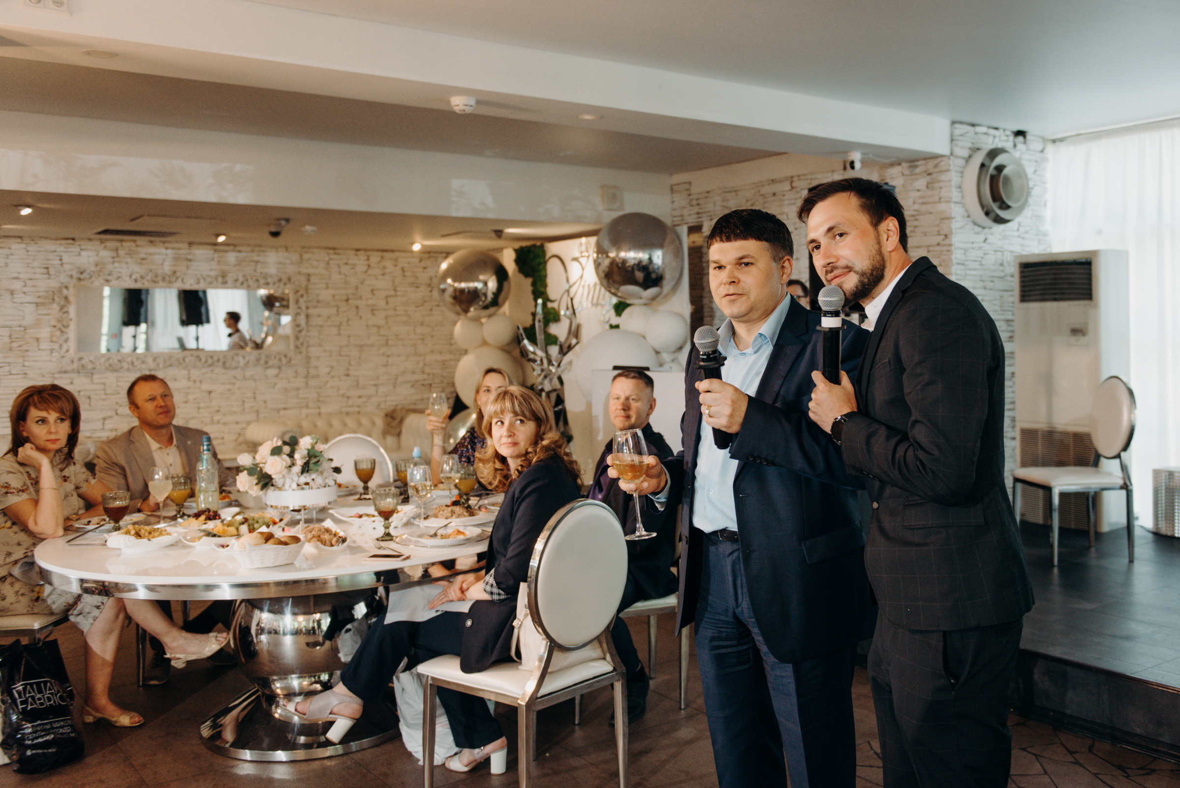 фотограф на выпускной, фотосъёмка выпускного в ресторане Vinity