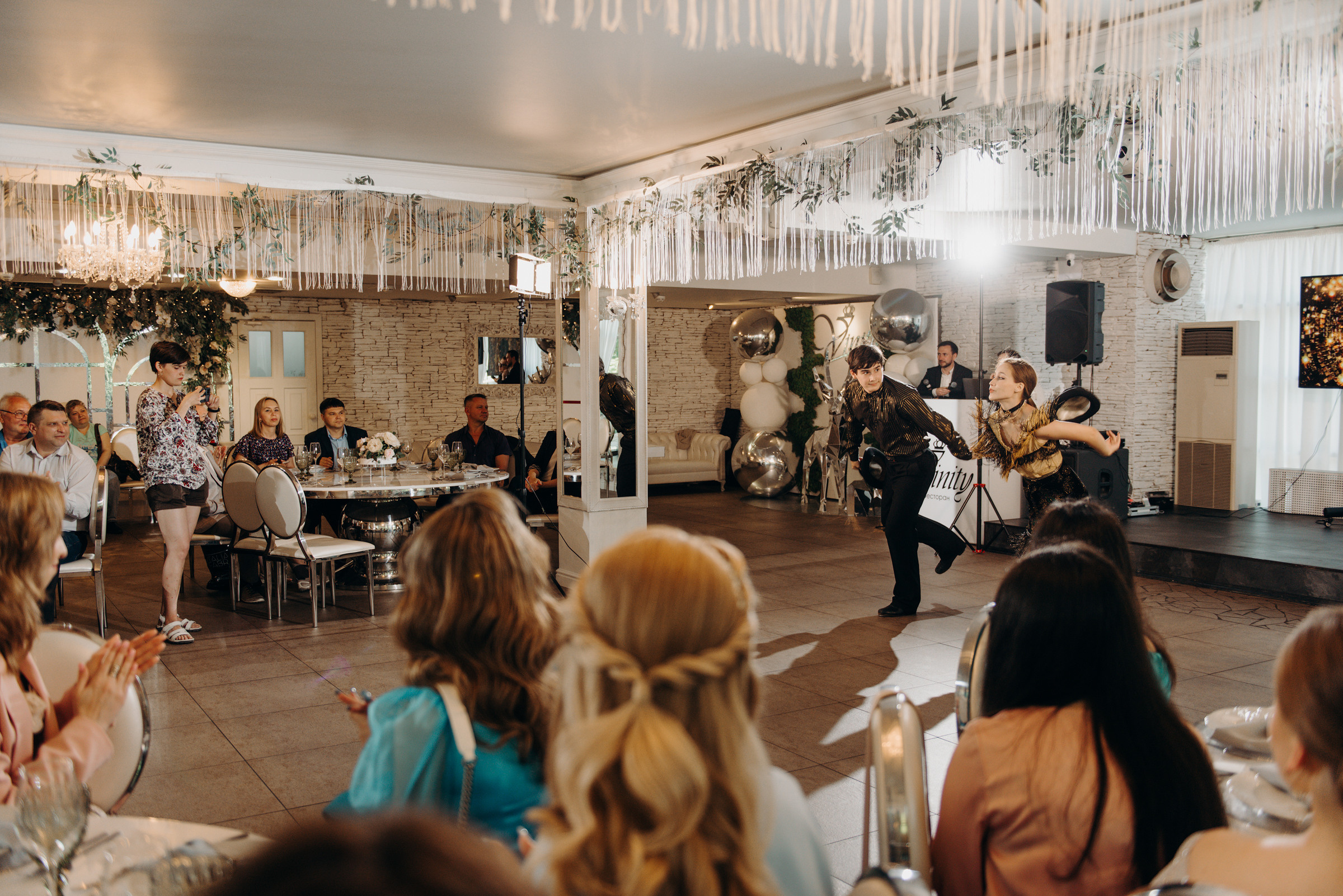 фотограф на выпускной, фотосъёмка выпускного в ресторане Vinity