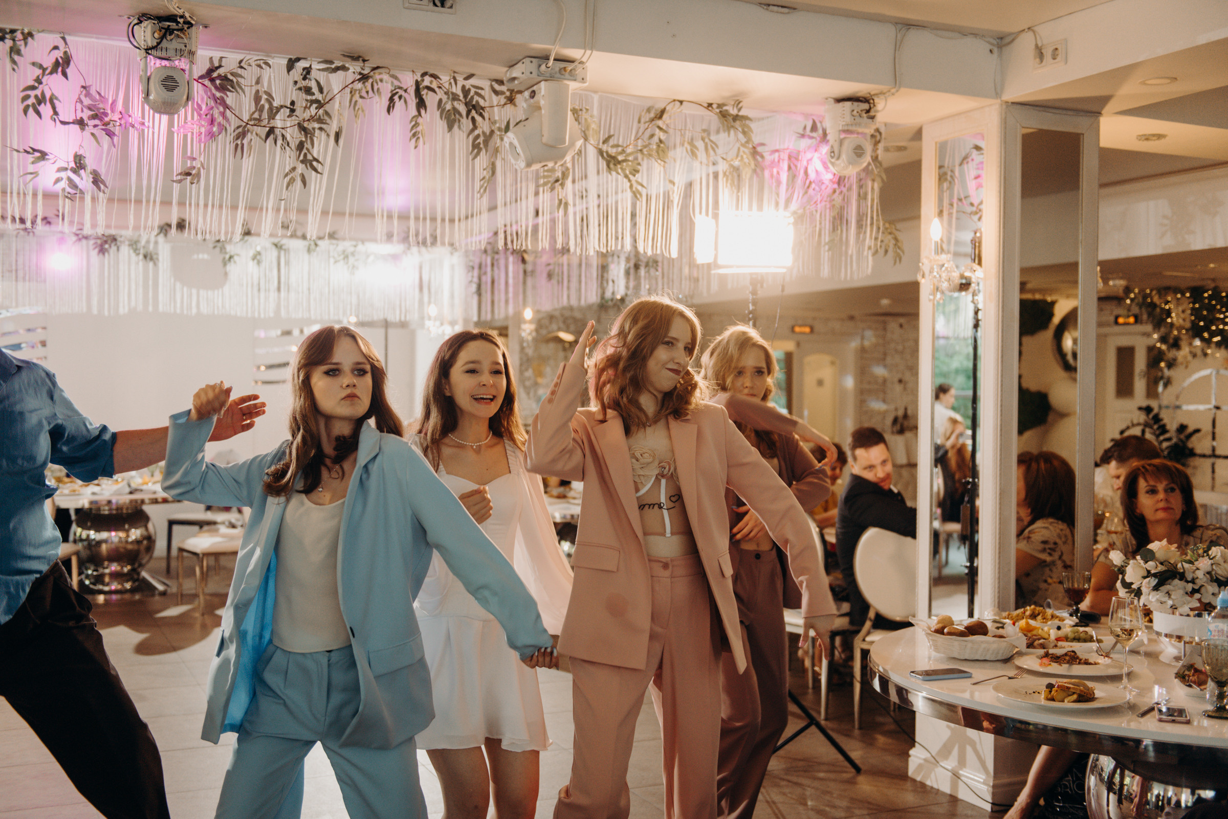 фотограф на выпускной, фотосъёмка выпускного в ресторане Vinity