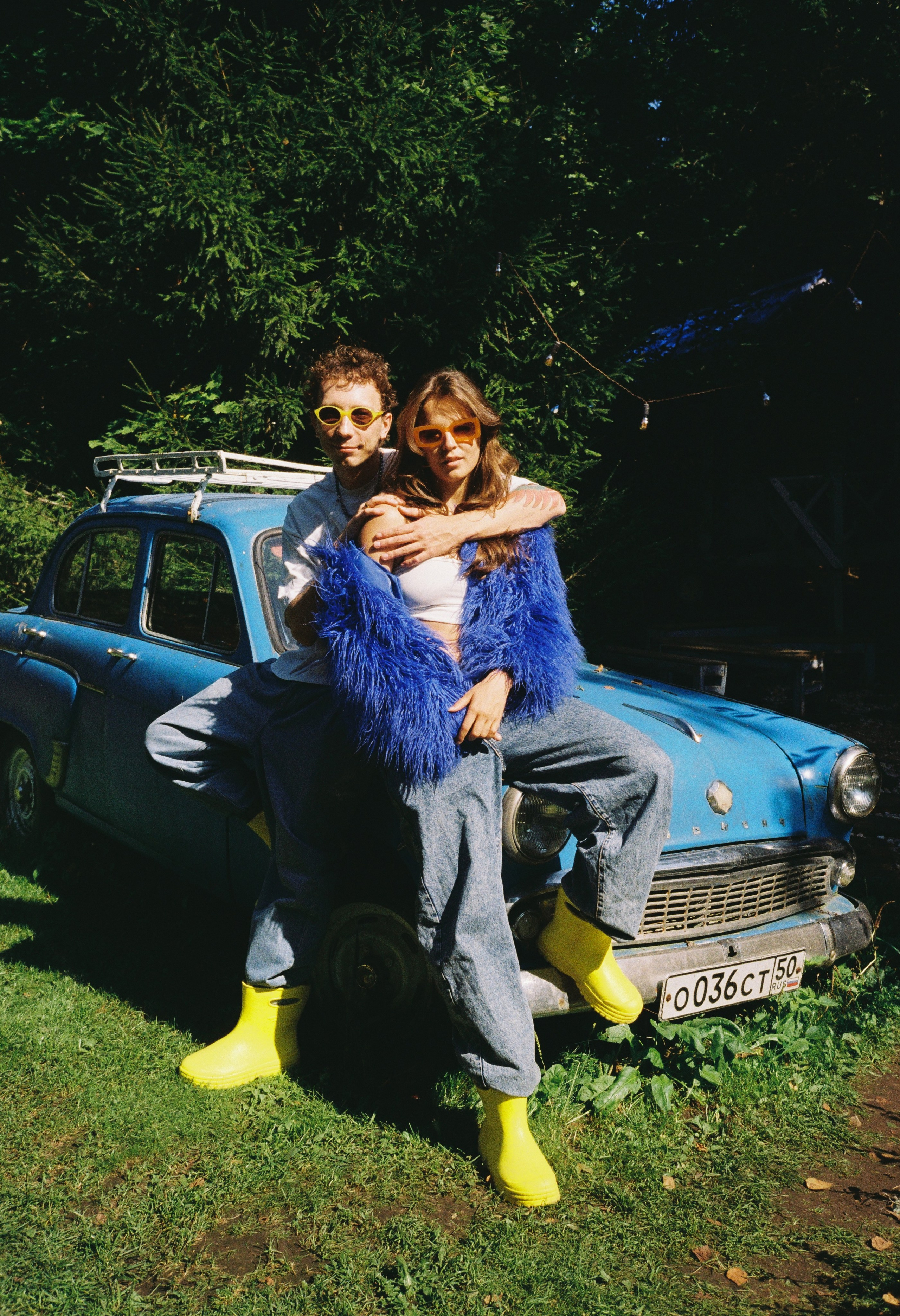 ПАРОЧКА В ЖЕЛТЫХ САПОЖКАХ С РАЙОНА