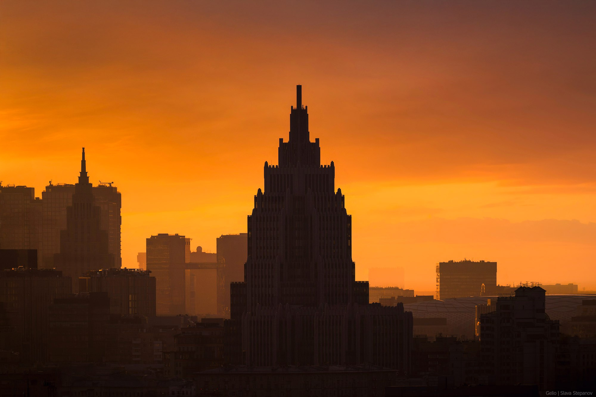 БЦ Оружейный на закате силэут