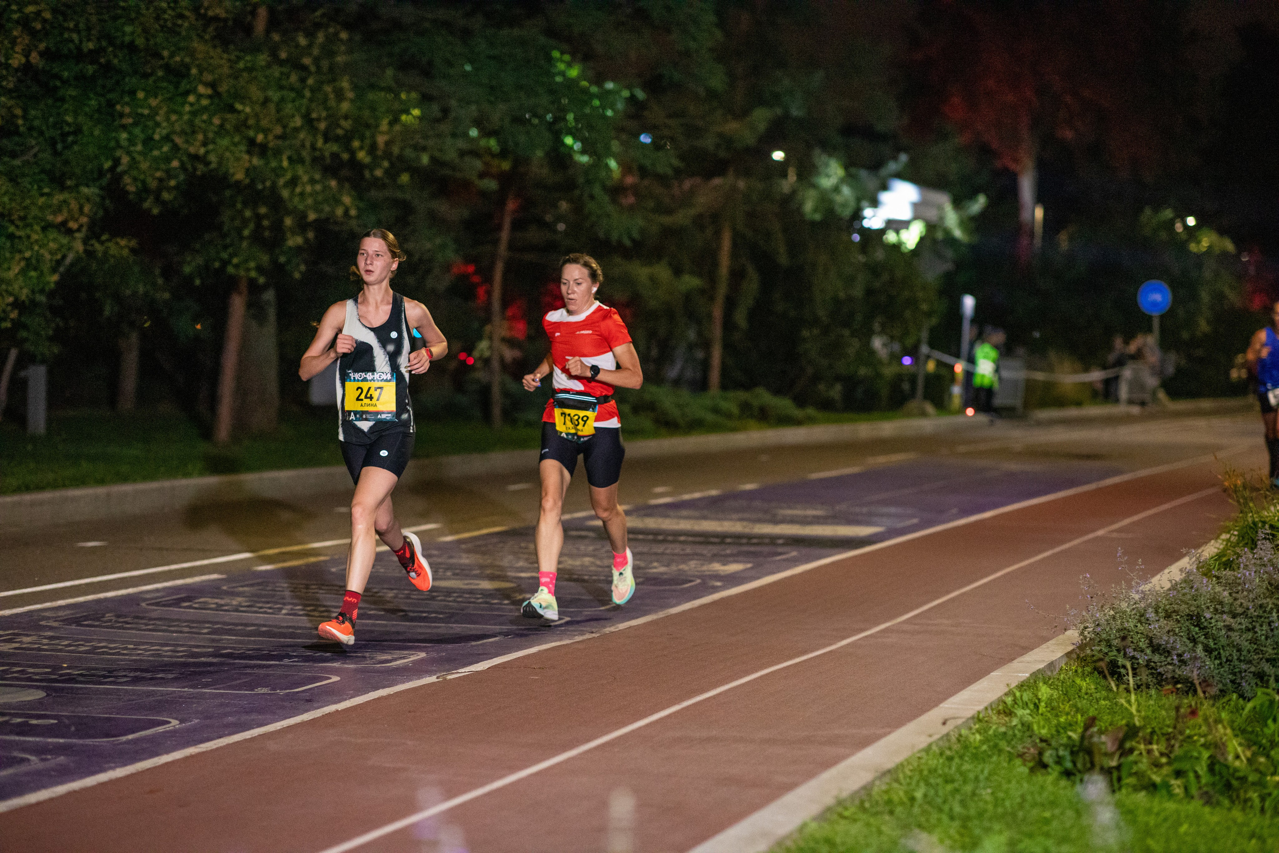 Ночной забег в ленте фотографий бегунов 03.08.24. Фотограф Сергей Ловкий