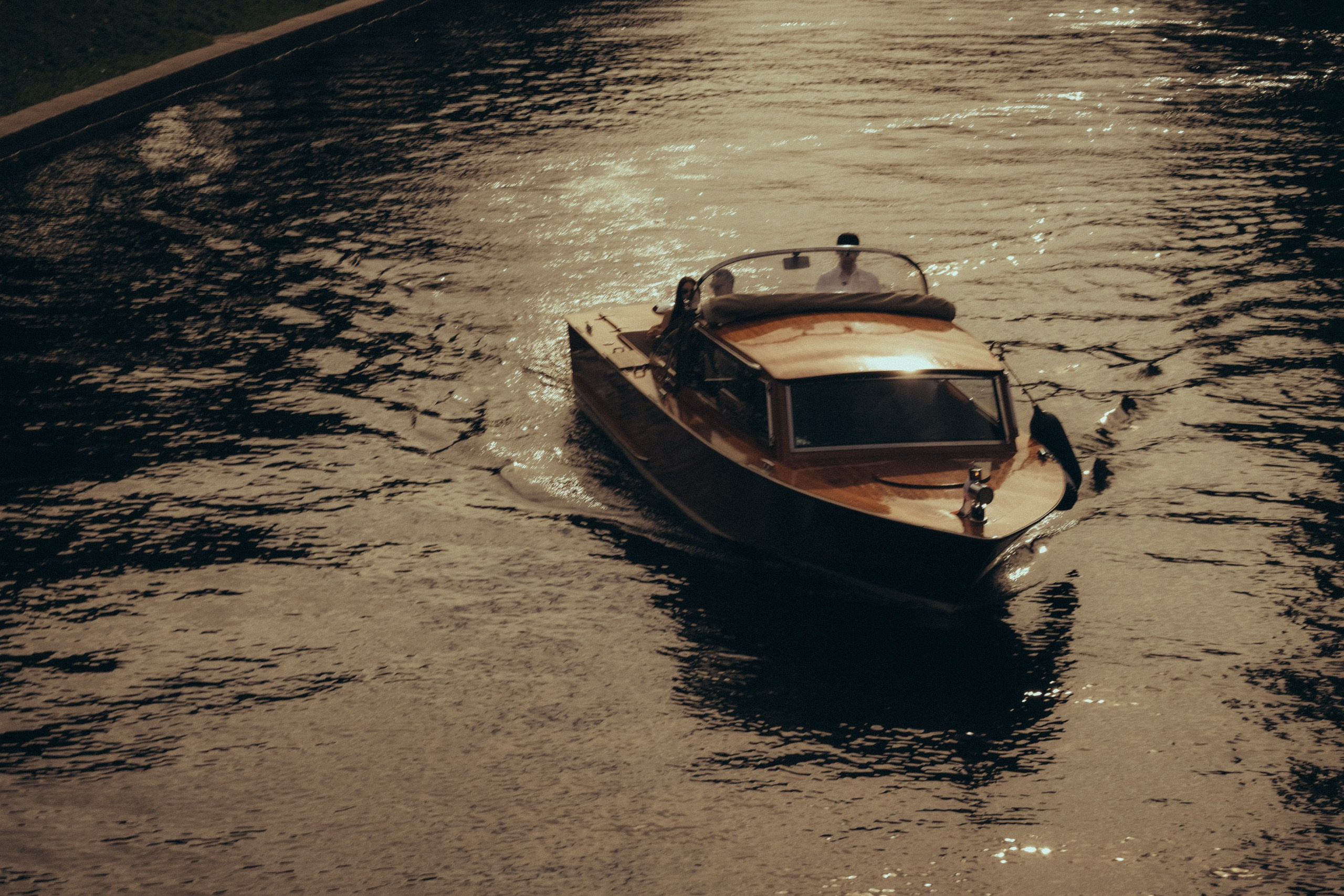 СВАДЕНБНАЯ СЬЕМКА НА КАТЕРЕ ПО КАНАЛАМ САНКТ-ПЕТЕРБУРГА И В АКВАТОРИИ НЕВЫ. Профессиональный фотограф, Санкт-Петербург — Виктория Богомолова