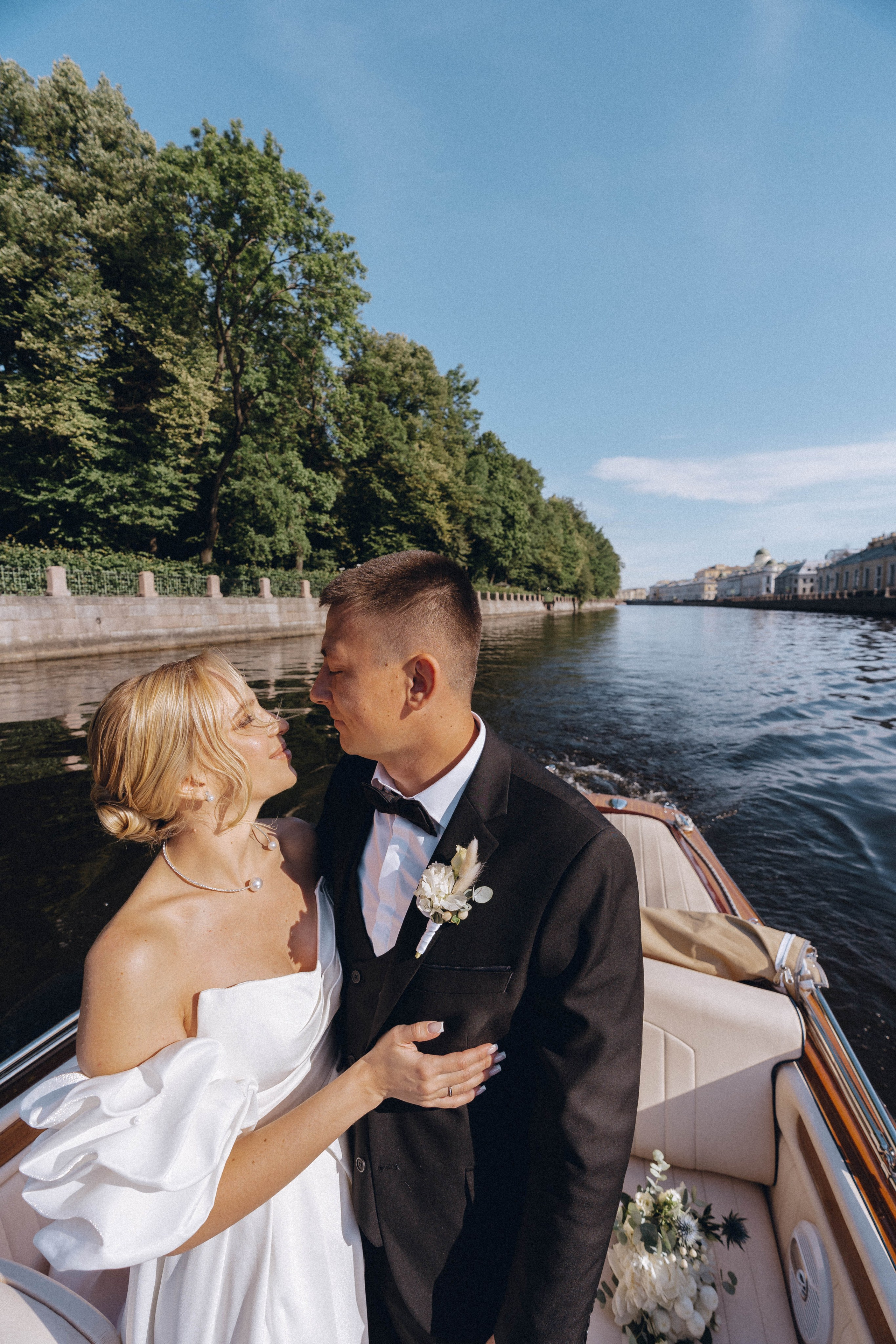 СВАДЕНБНАЯ СЬЕМКА НА КАТЕРЕ ПО КАНАЛАМ САНКТ-ПЕТЕРБУРГА И В АКВАТОРИИ НЕВЫ. Профессиональный фотограф, Санкт-Петербург — Виктория Богомолова